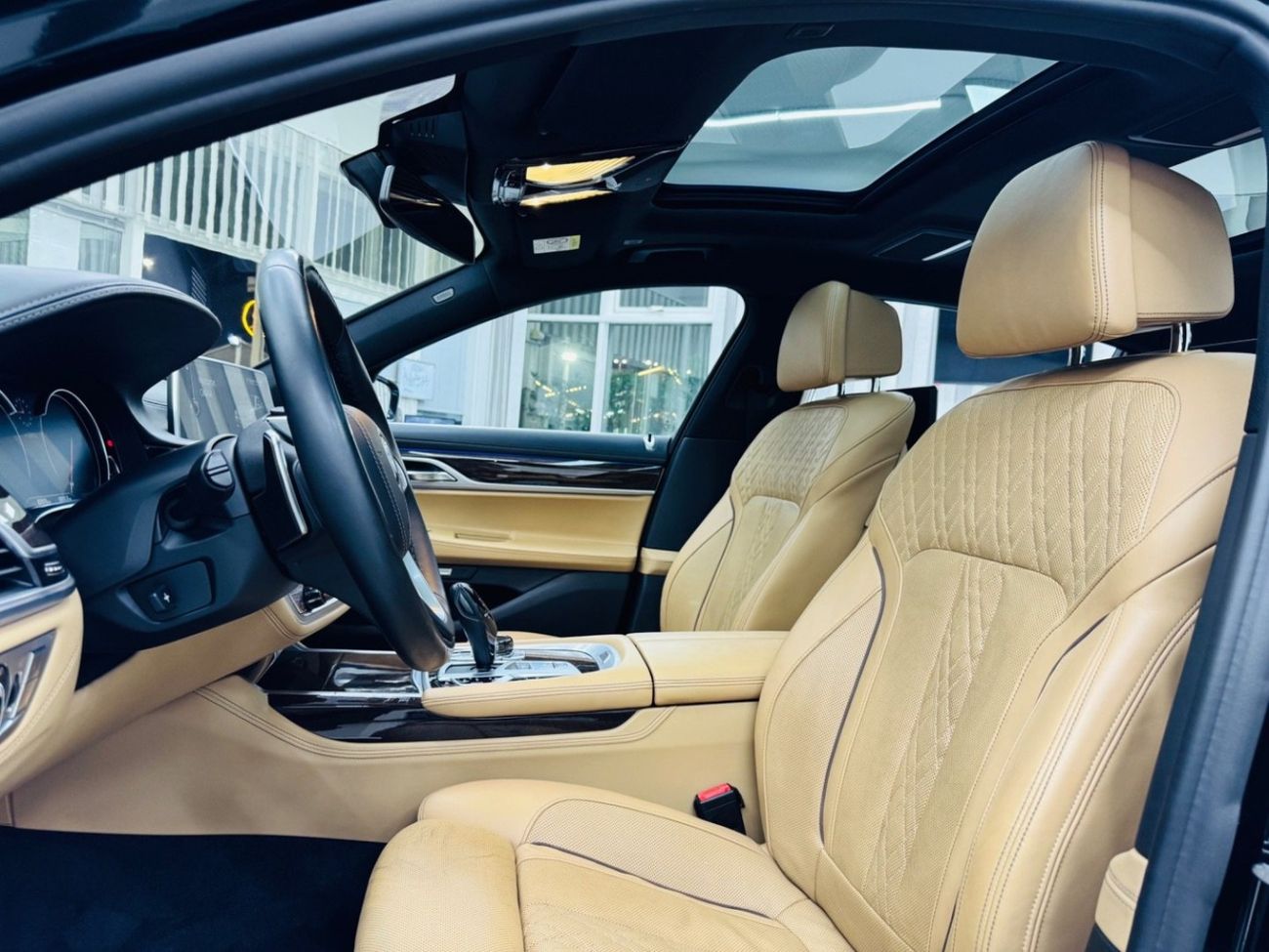 بي أم دبليو 750Li M Sport 4.4L (523 HP)