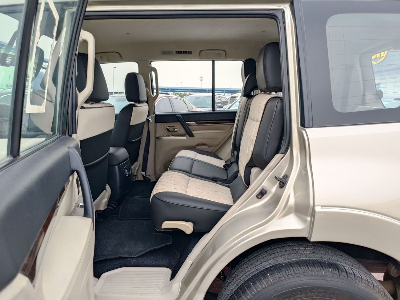 Mitsubishi Pajero GLS / 3.5 4WD V6 / LEATHER /LOT# 16714