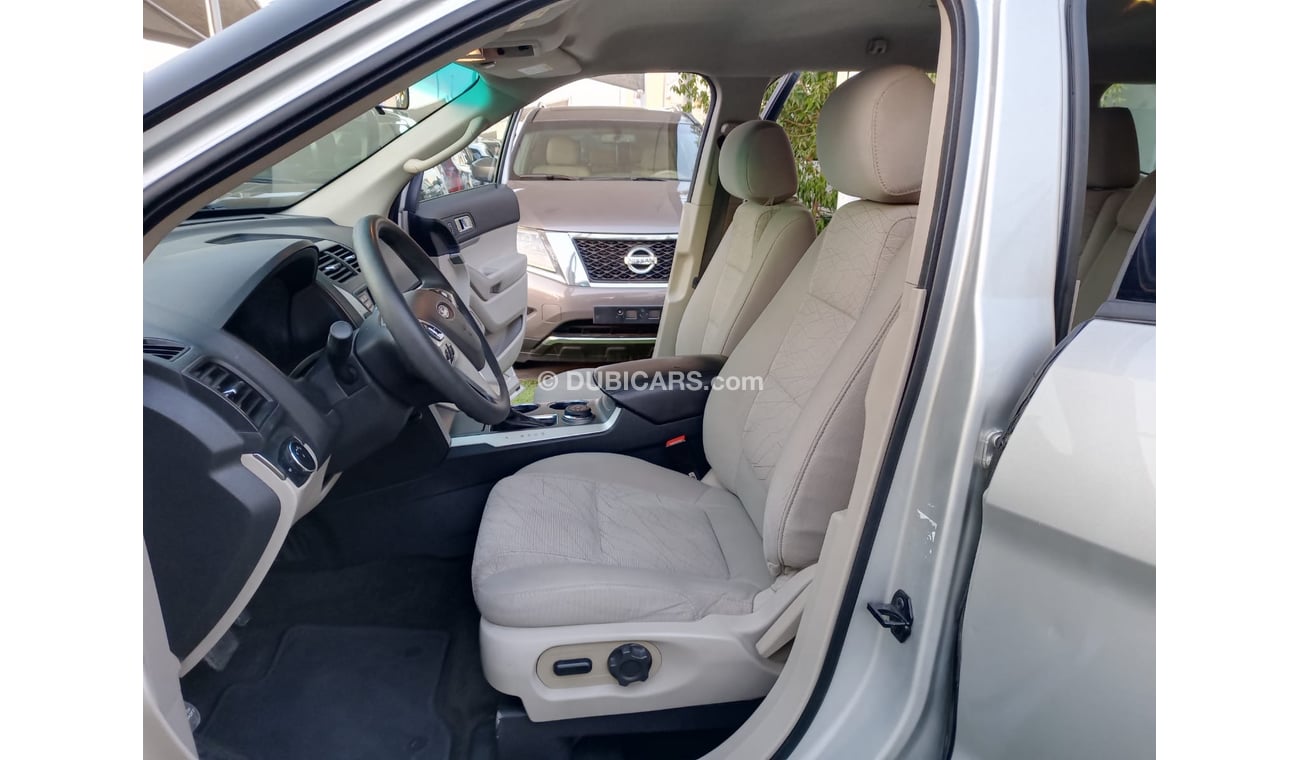 Ford Explorer 2014 model GCC, camera screen, cruise control, wheels, sensors, rear spoiler, in excellent condition