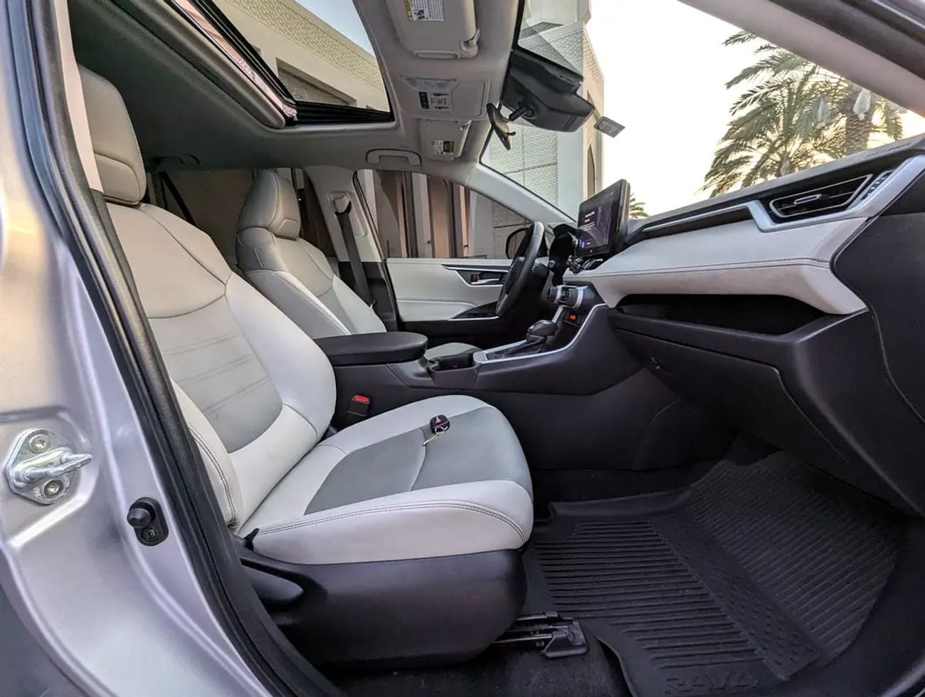 تويوتا راف ٤ XLE Premium 4X4 - American Specs - GCC Ready!