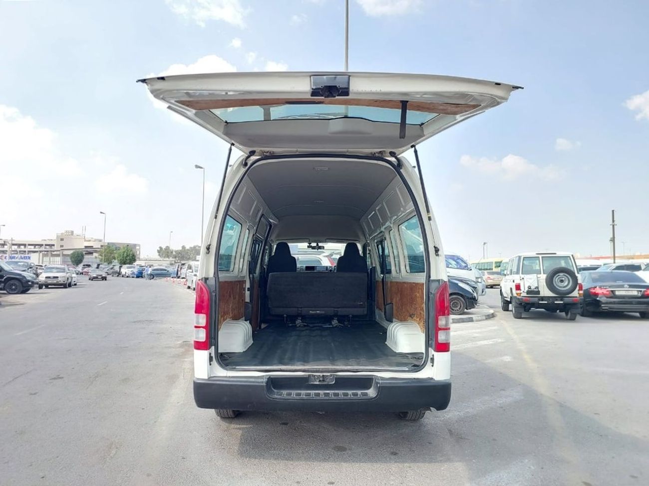 Toyota Hiace TOYOTA HIACE VAN RHD 2015 MODEL 3.0 L DIESEL AUTOMATIC(PM15267)