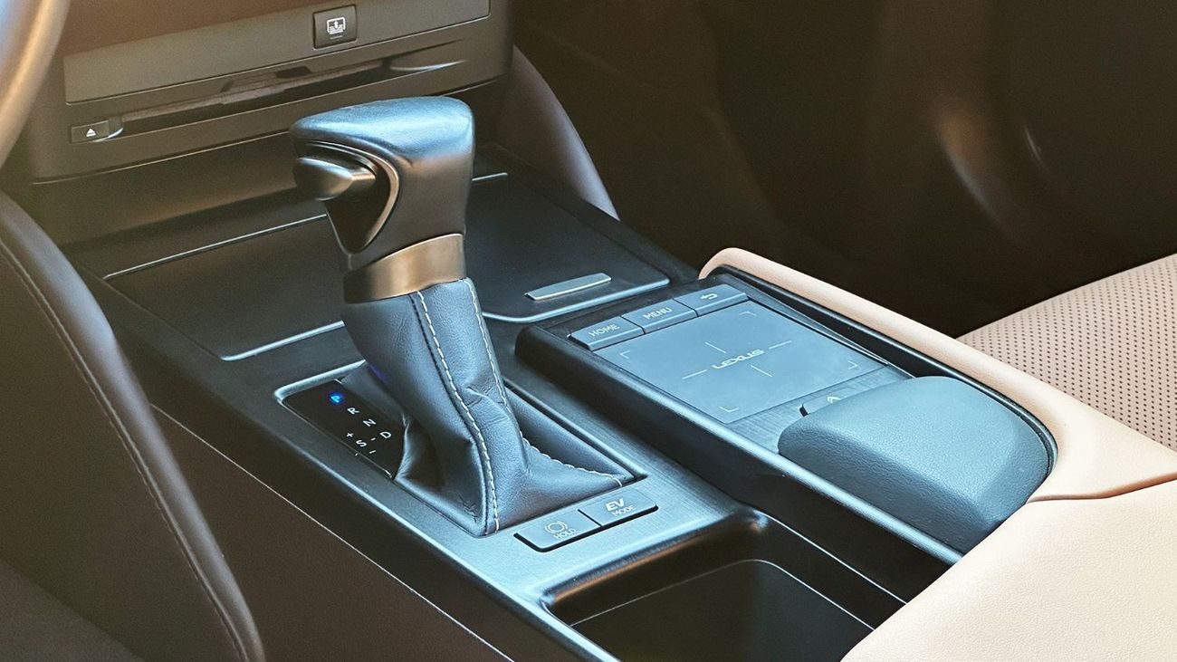 Lexus ES300h 2.5L Hybrid 4 Cylinders Full Service History 2021 GCC