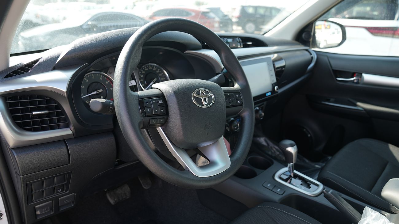 تويوتا هيلوكس SR5