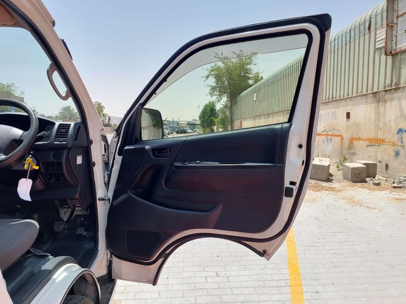 Toyota Hiace TOYOTA HIACE COMMUTER VAN RHD 2016 MODEL 3.0 L DIESEL AUTOMATIC(PM17014)