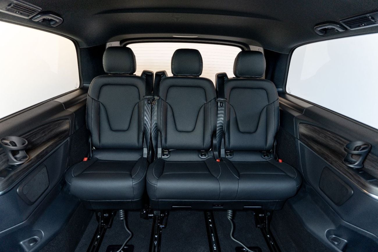 Mercedes-Benz V 300 2026 | GCC | 0KM | Mercedes-Benz Warranty | 360 View | 64 colors Ambeint Lights