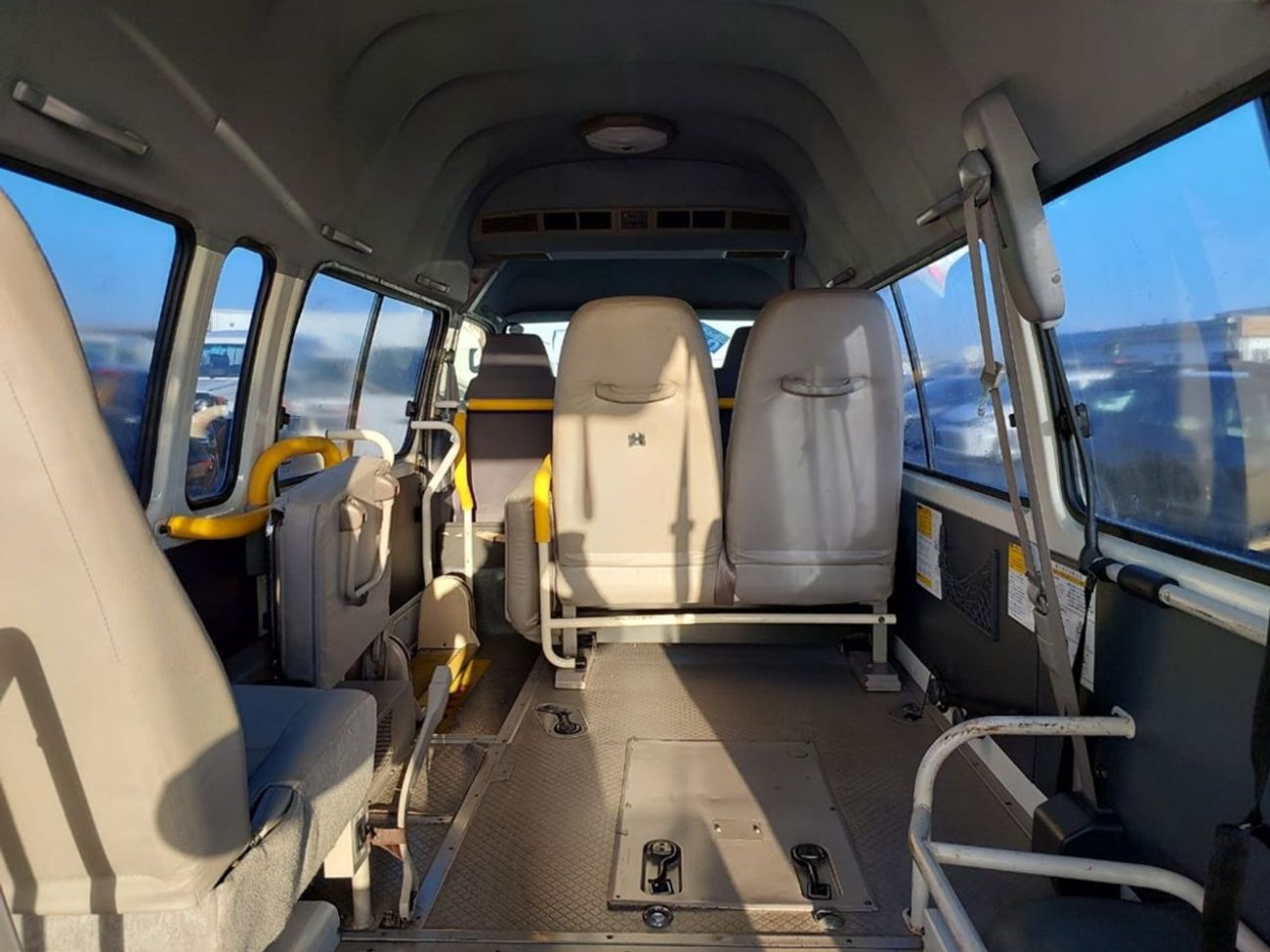 Toyota Hiace TOYOTA HIACE COMMUTER VAN RHD 2002 MODEL 3.0 L DIESEL AUTOMATIC(PM12553)