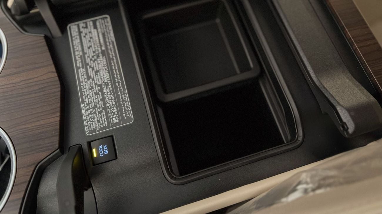 تويوتا لاند كروزر 4.0L VX-V . Automatic . Petrol . Four Wheel Drive . 7 Seats . 5 Door