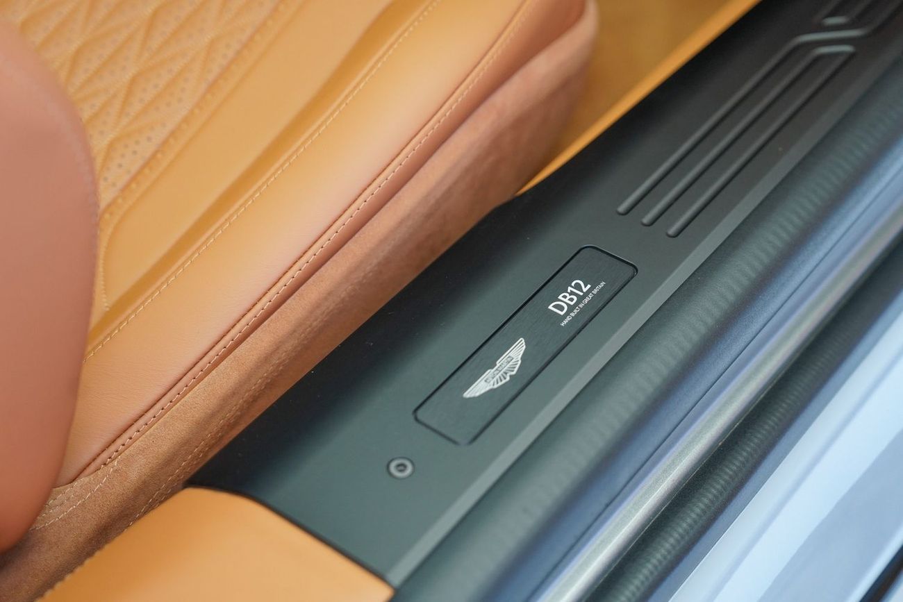 أستون مارتن DB12 VOLANTE V8