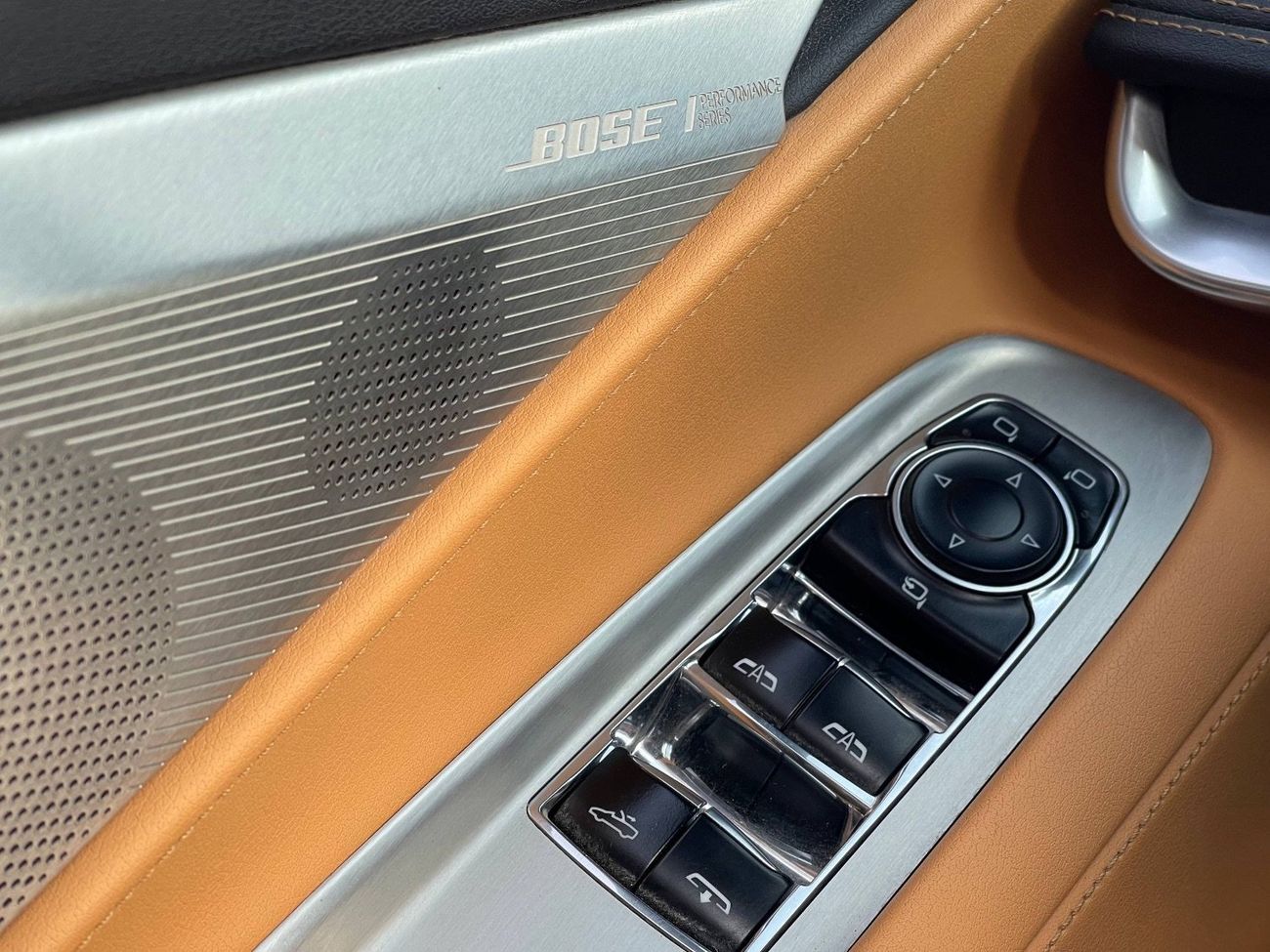 Chevrolet Corvette 1LT 6.2L (490 HP) Convertible C8 STINGRAY/ 6.2L V8 / CONVERTIBLE / LOW MILEAGE / FULL OPTION /BIG SC