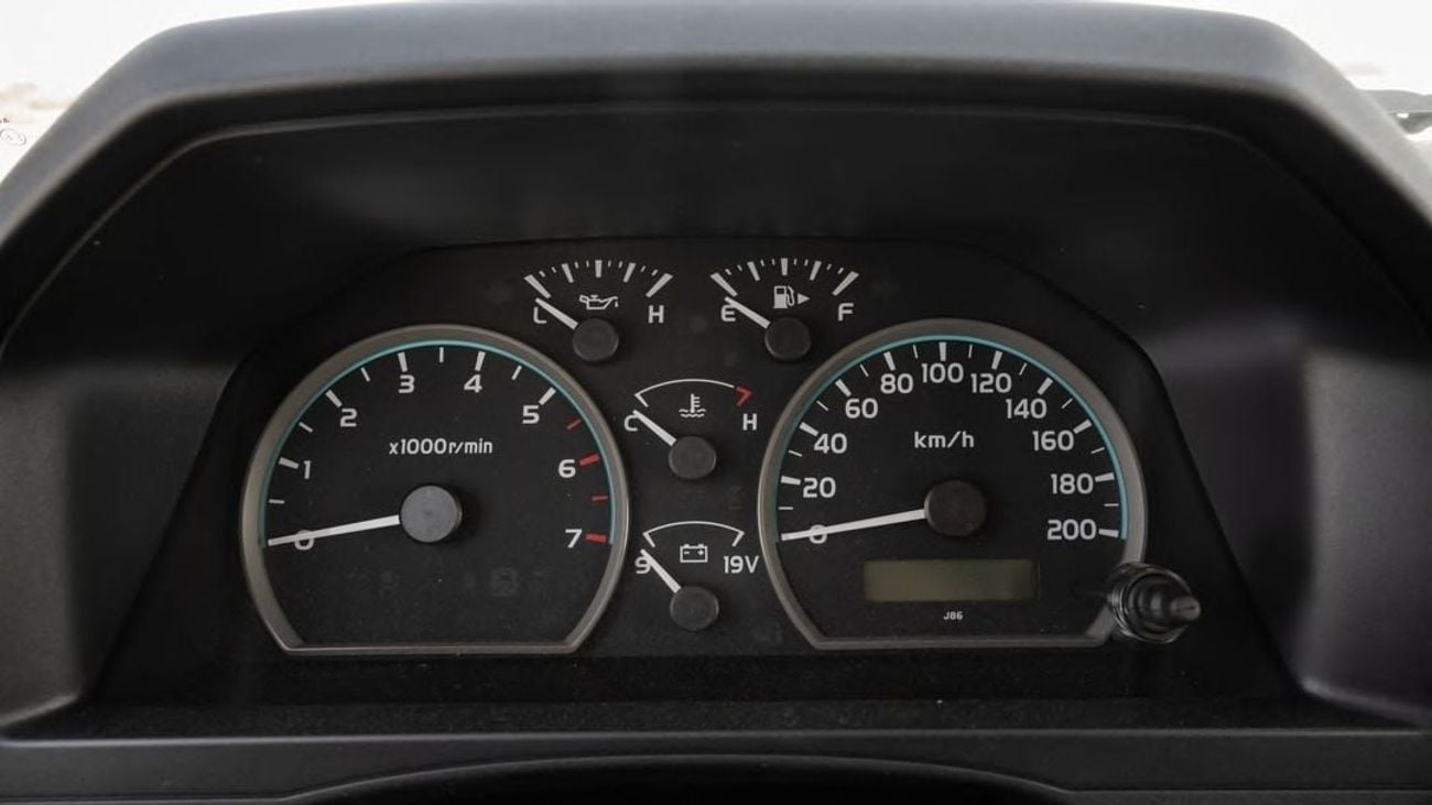 Toyota Land Cruiser 70 LC76 4.0 MT mid option 2025