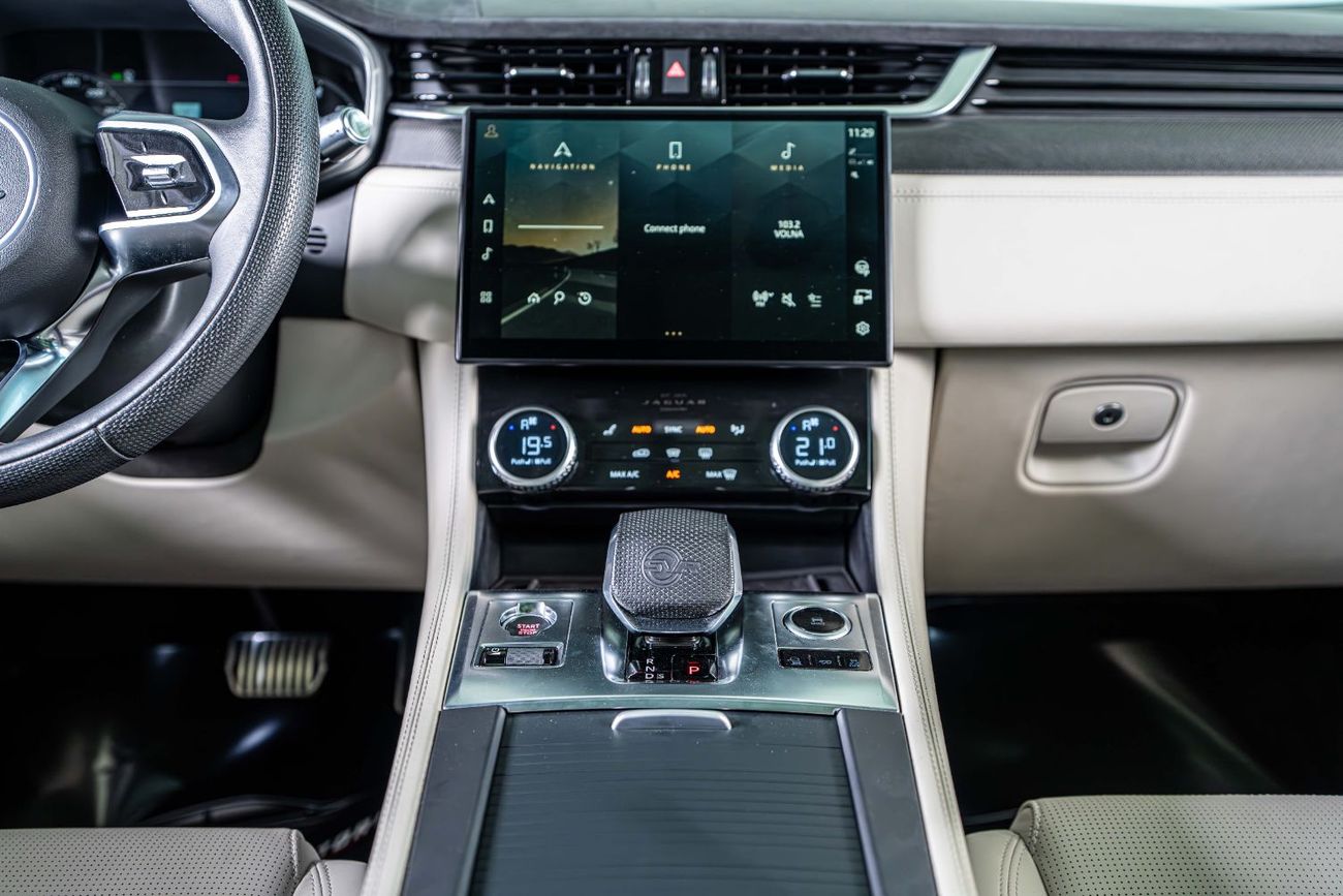 جاكوار F بيس SVR 5.0L