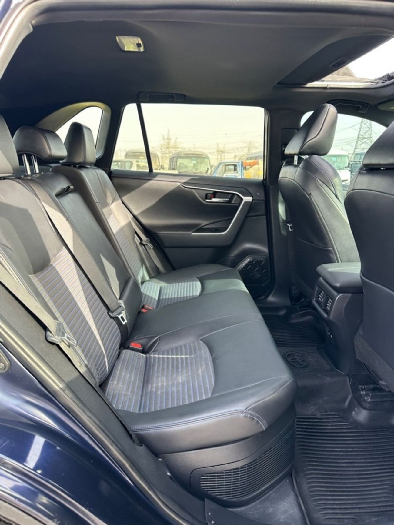 تويوتا راف ٤ Hybrid XSE, sunroof,leather seats, push start Full Option