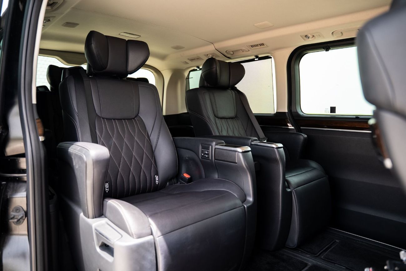 Toyota Granvia 3.5L Premium Premium 2023 3.5L V6 Full Service History GCC