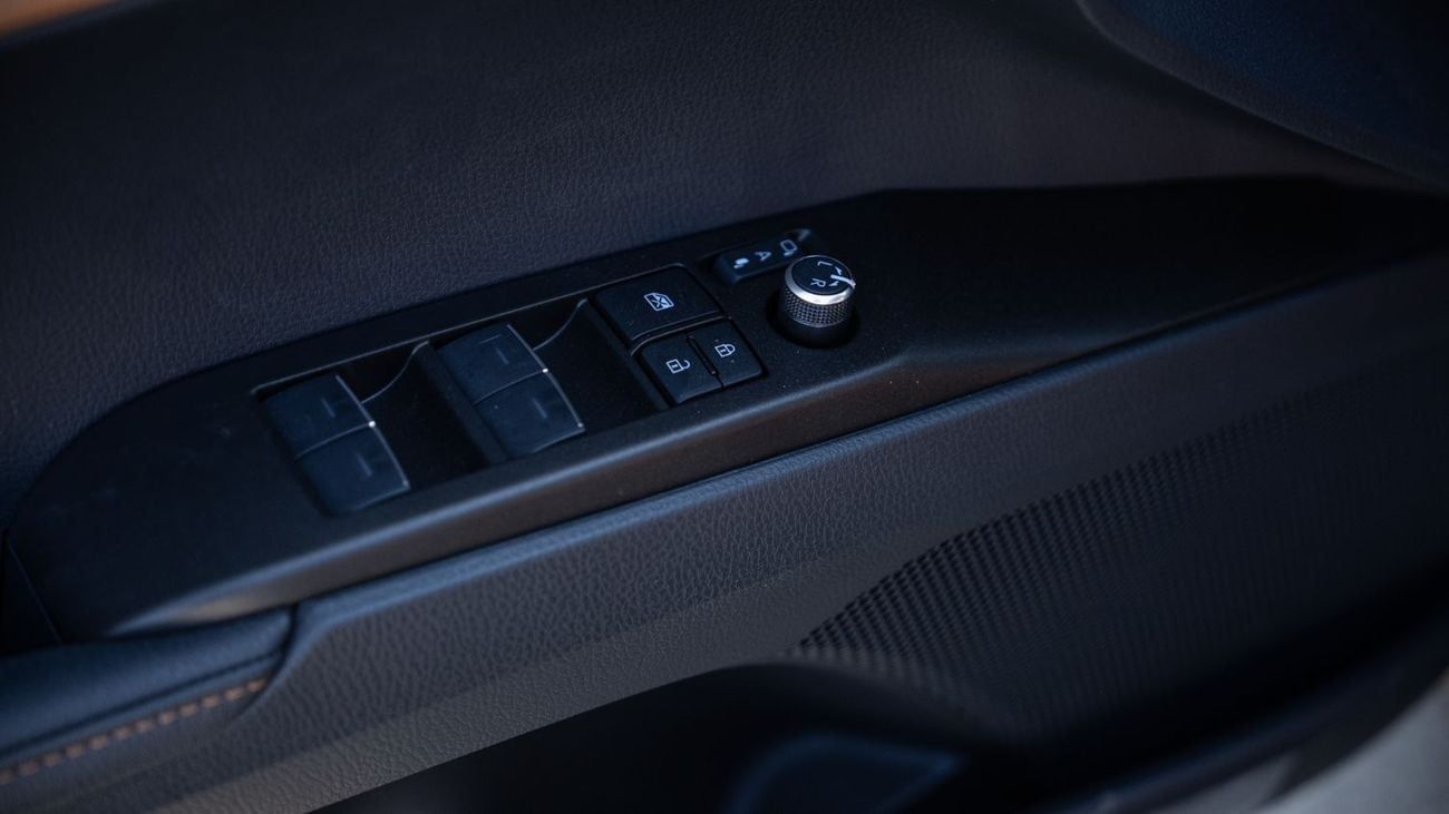 تويوتا كامري GLE 2.5L - Black Inside Yellow Brown