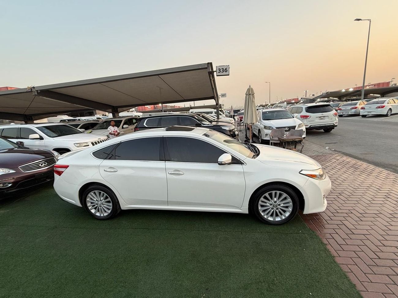 Toyota Avalon SE+ full option ,in showroom condition