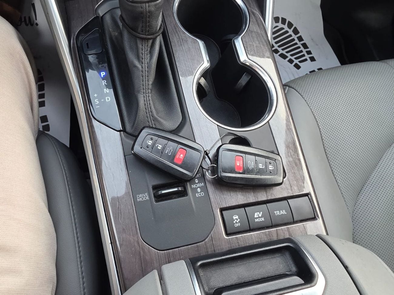 تويوتا هايلاندر Panoramic Roof , 360 camera and Parking sensors