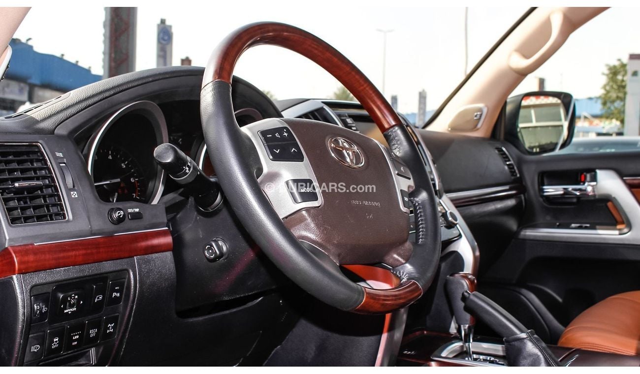 Toyota Land Cruiser VXR V8 5.7L