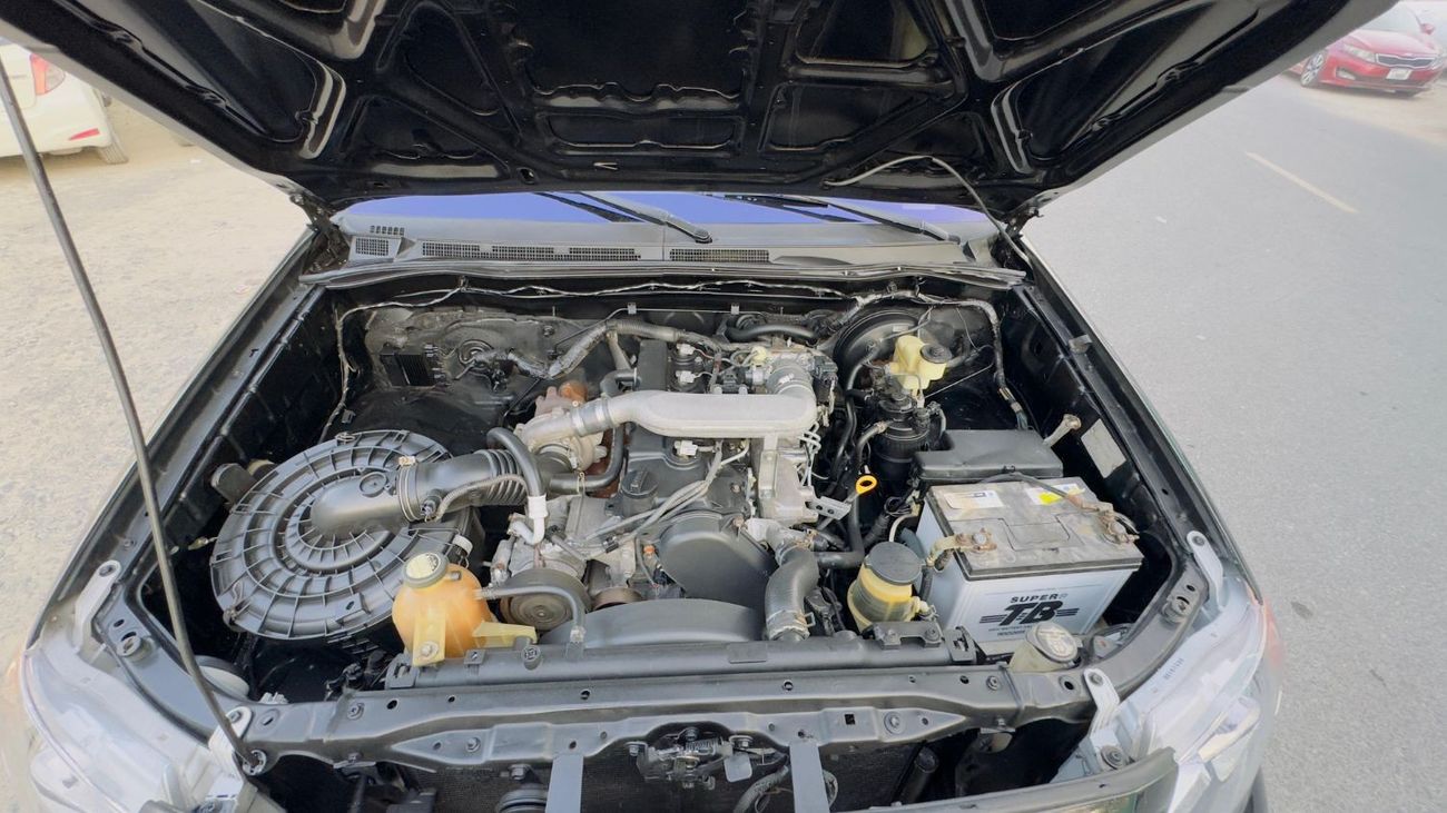 Toyota Hilux PREMIUM RED INTERIOR | MANUAL 2.5L DIESEL | LHD | 2007 | REAR VIEW CAMERA | PREMIUM SPORTS BAR WITH