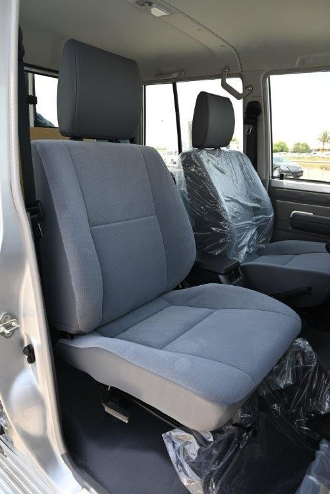 Toyota Land Cruiser Pick Up Double Cab V8 4.5L Diesel MT with Front / Rear Diff Lock, Black Wheels, Winch