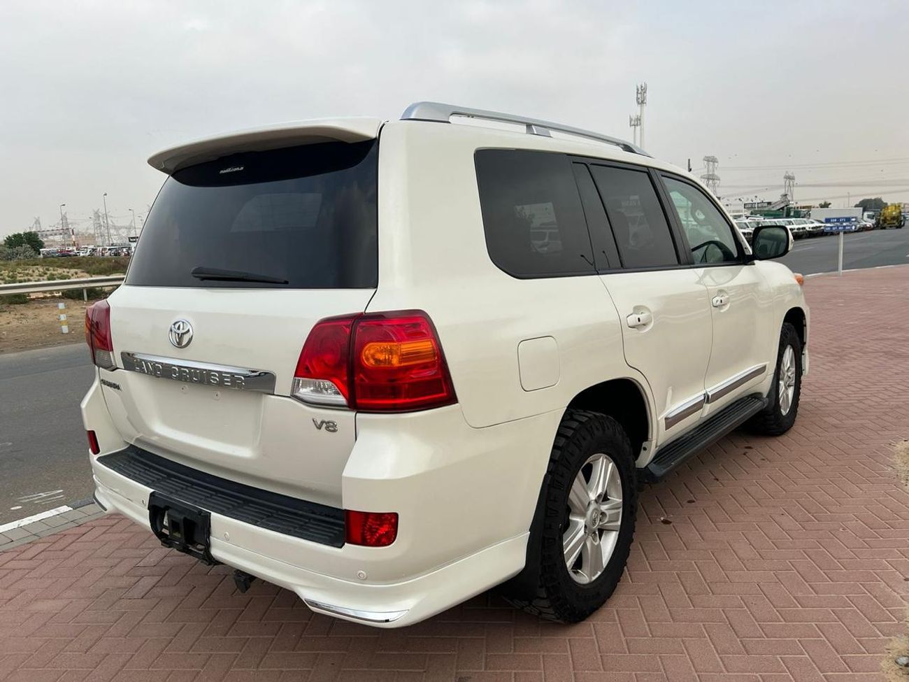 تويوتا لاند كروزر Landcruiser Sahara white colour with black interior RHD Diesel 8 seaters