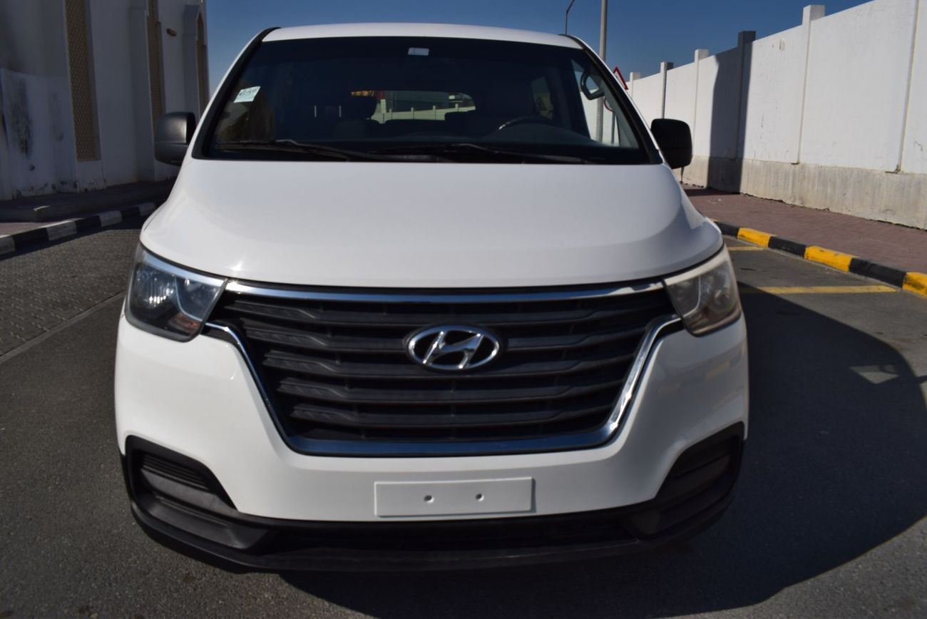 هيونداي H-1 Hyundai H-1 Passenger Van 9 seater, model:2020. Excellent condition