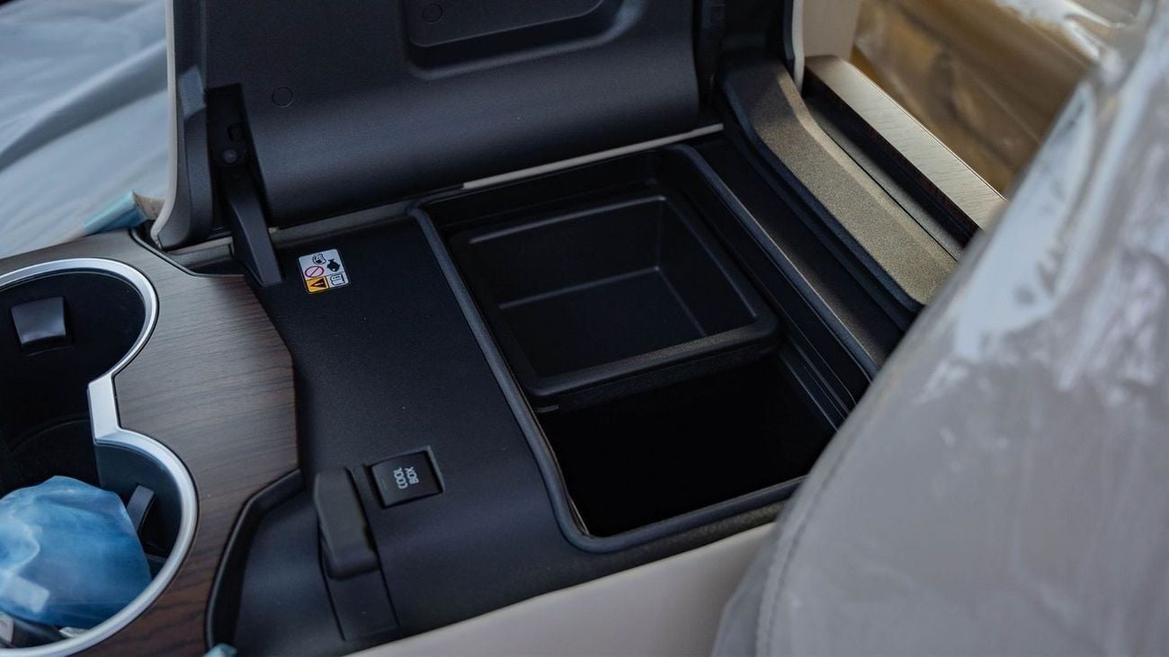 Toyota Land Cruiser 2025 Toyota Land Cruiser 300 GXR 3.5L AT Petrol (White)