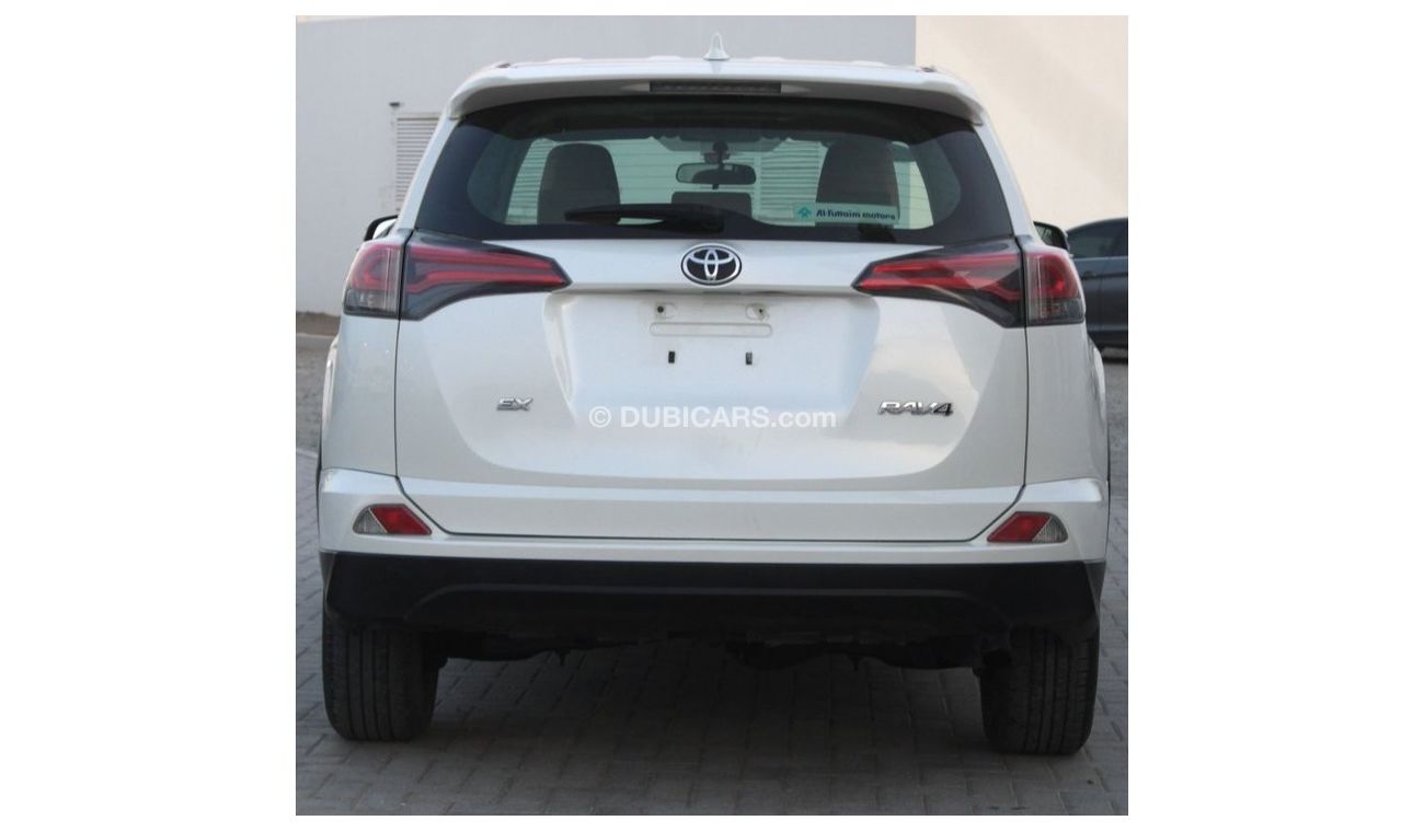 تويوتا راف ٤ EX تويوتا راف فور 2018 ابيض خليجي بحالة ممتازة بدون حوادث