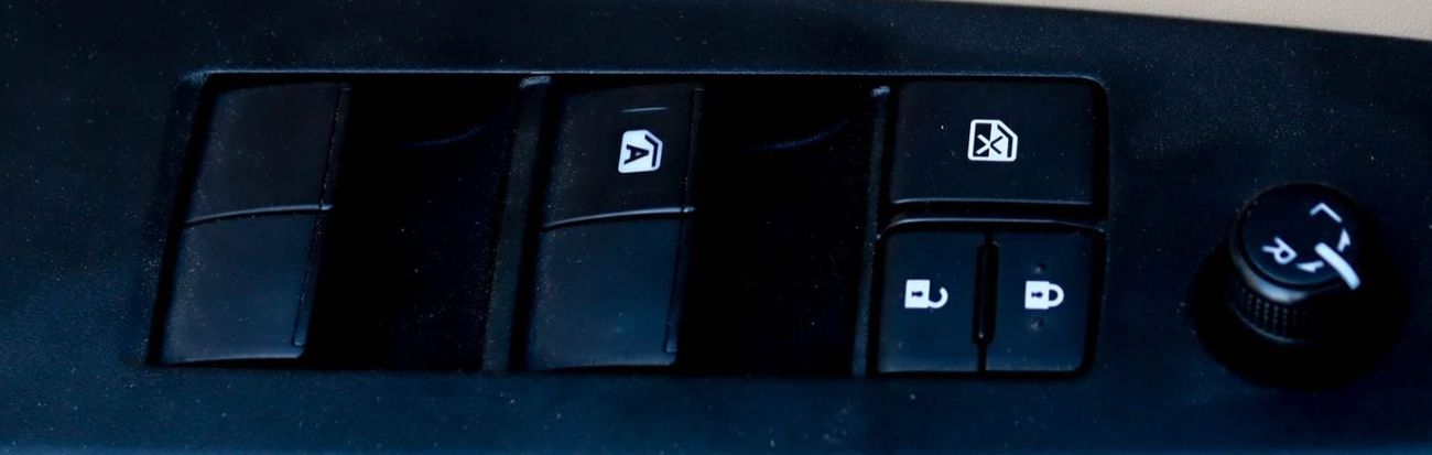 تويوتا يارس سيارة تويوتا ياريس SE (XP130) موديل 2019، هاتشباك بخمسة أبواب، محرك بنزين سعة 1.3 لتر، ناقل حركة أوت