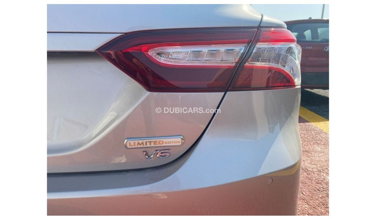 تويوتا كامري ويوتا كامري 3.5 لتر سيدان دفع امامي موديل 2022 لون ذهبي