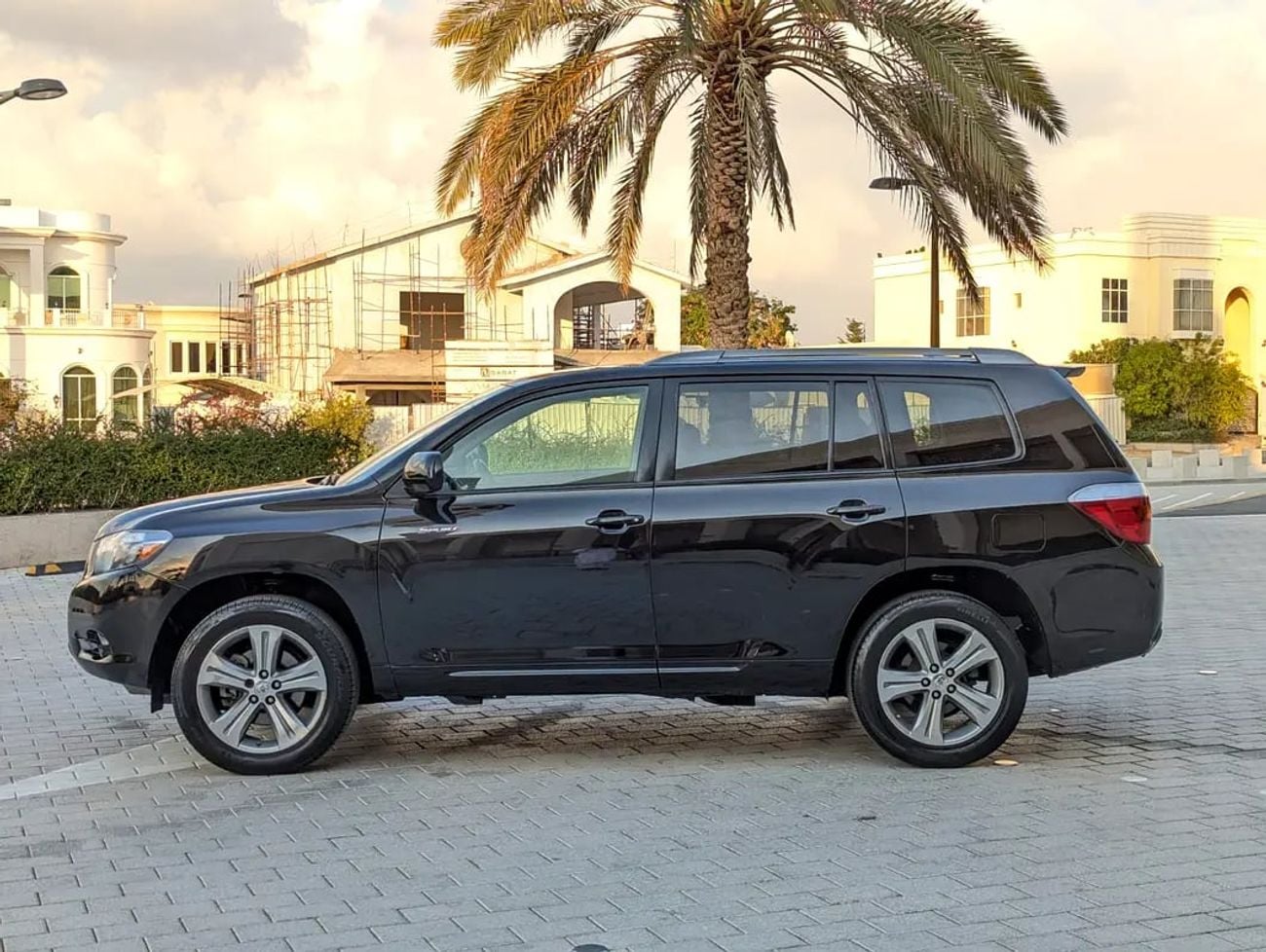 تويوتا هايلاندر V6 | 3.5L V6 | Spacious &amp; Reliable Family SUV