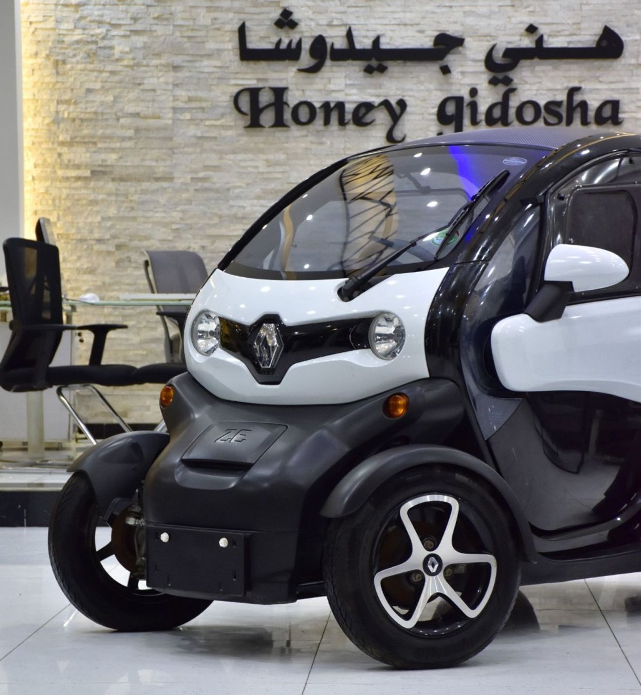 Renault Twizy EXCELLENT DEAL for our Renault Twizy ( 2019 Model ) in White / Black Color Korean Specs