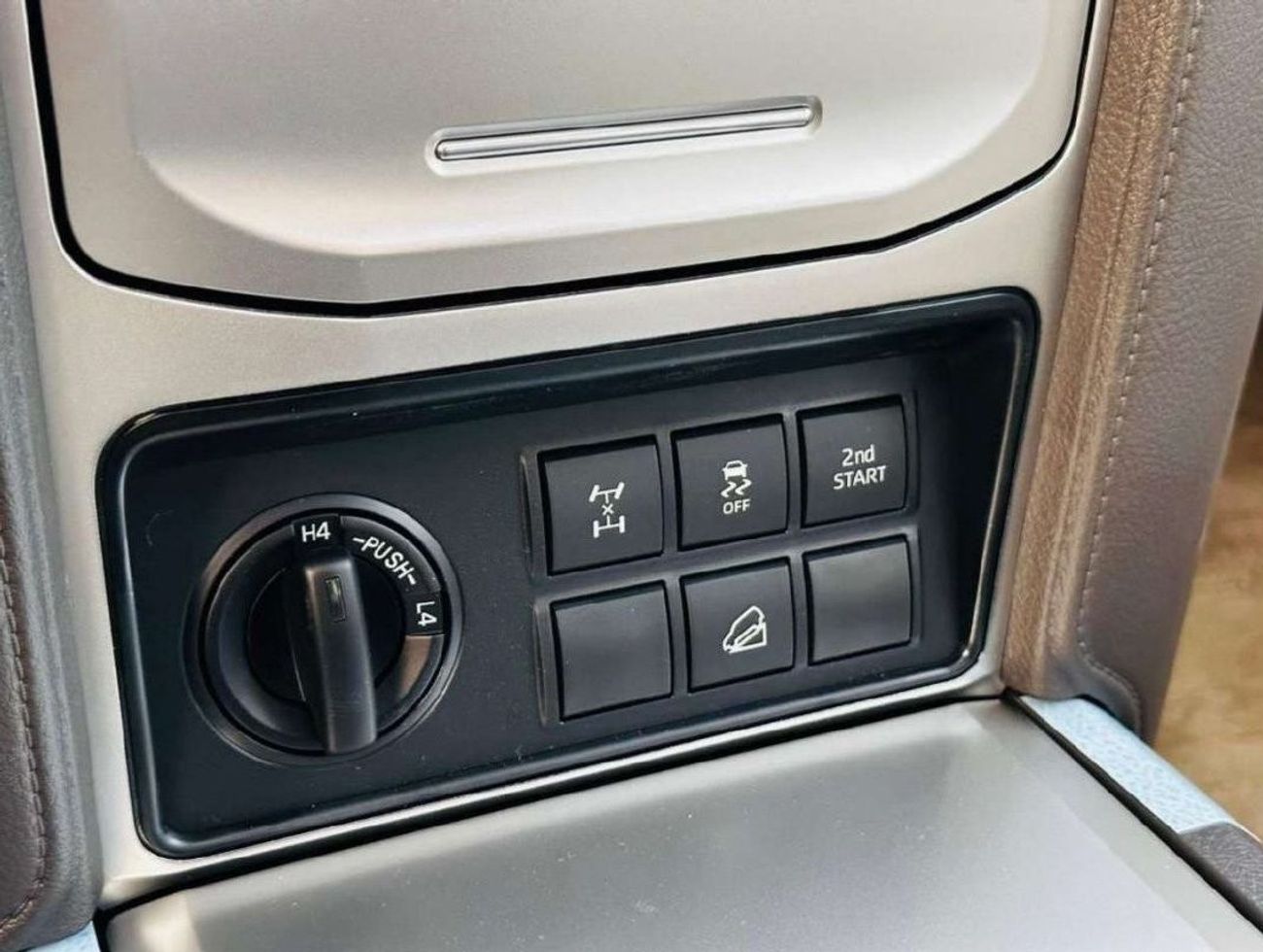 Toyota Prado VXR, 4.0L, V6, LEATHER SEATS, 17" ALLOY WHEELS, 2023 MODEL, ALL WHEEL DRIVE, AUTOMATIC