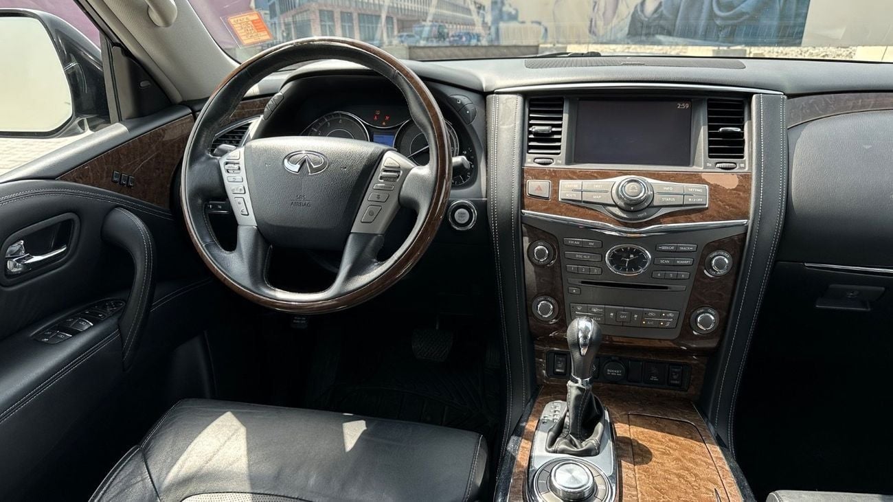Infiniti QX80 LUXURY Standard 5.6L Full option original paint without accident