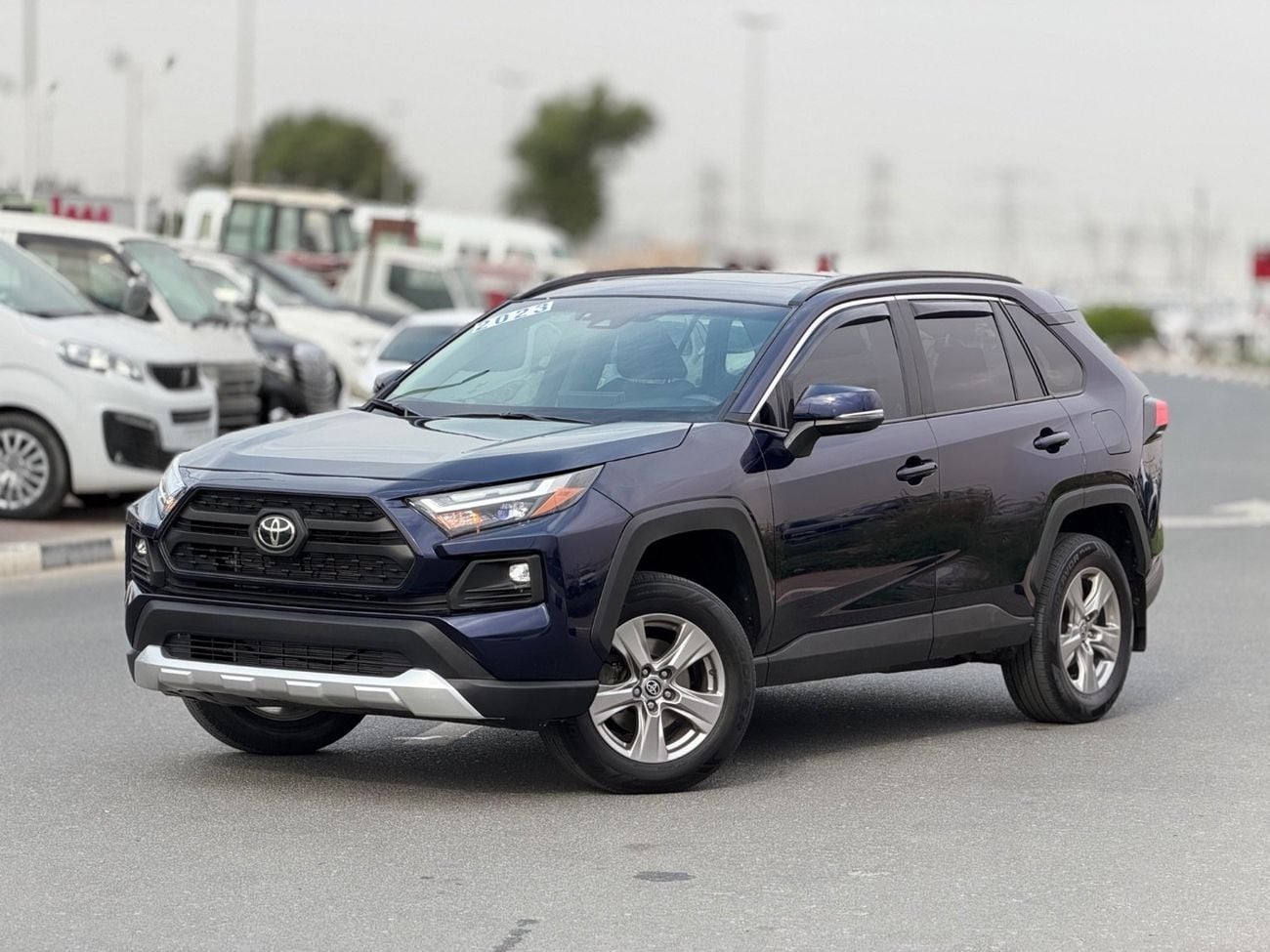 Toyota RAV4 XLE 2.5L  4X4 Sunroof, push start full option