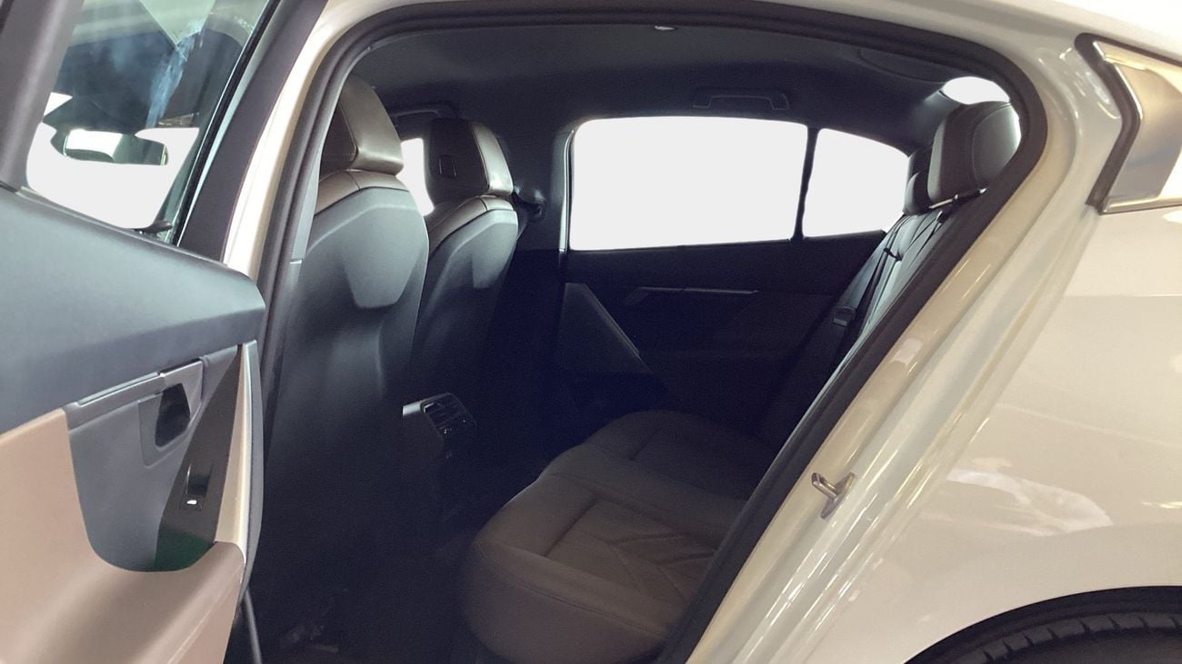 بي أم دبليو 520i 2.0 520I PURE AUTO | شامل الضمان | 0 ﺪﻔﻋﺓ ﺃﻮﻟﻯ