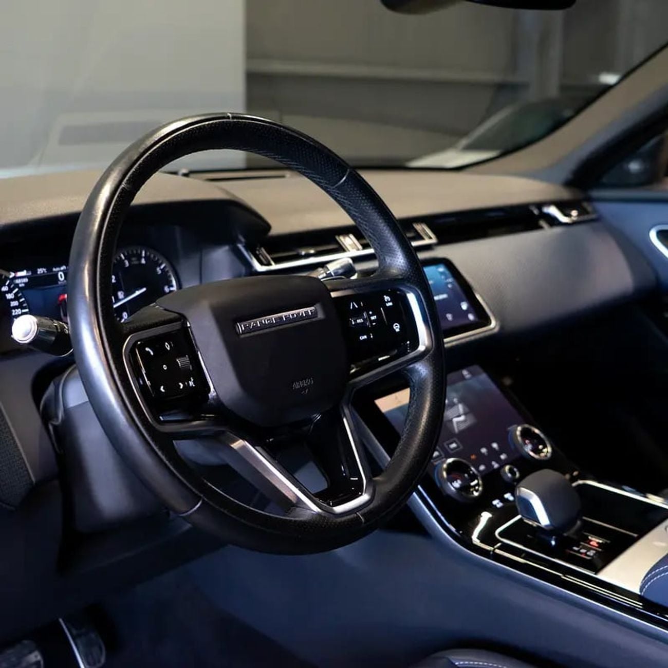 لاند روفر رينج روفر فيلار AED 3,065 p.m • 0% Downpayment • Velar R-Dynamic • 1 Year Warranty • Full Service History