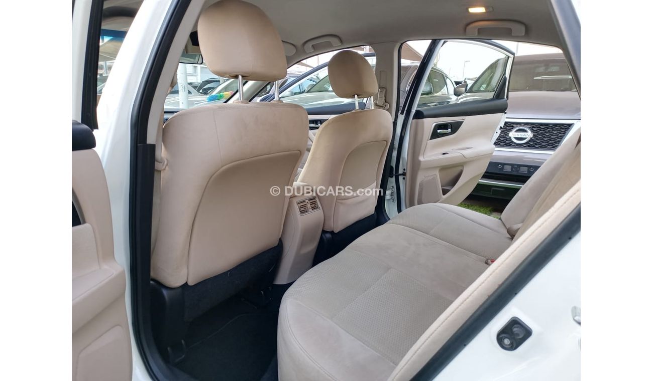 نيسان ألتيما خليجى موديل 2015 لون أبيض داخل بيج مثبت سرعة تحكم رنجات حساسات شاشة بحالة ممتازة لاتحتاج لأى مصاريف