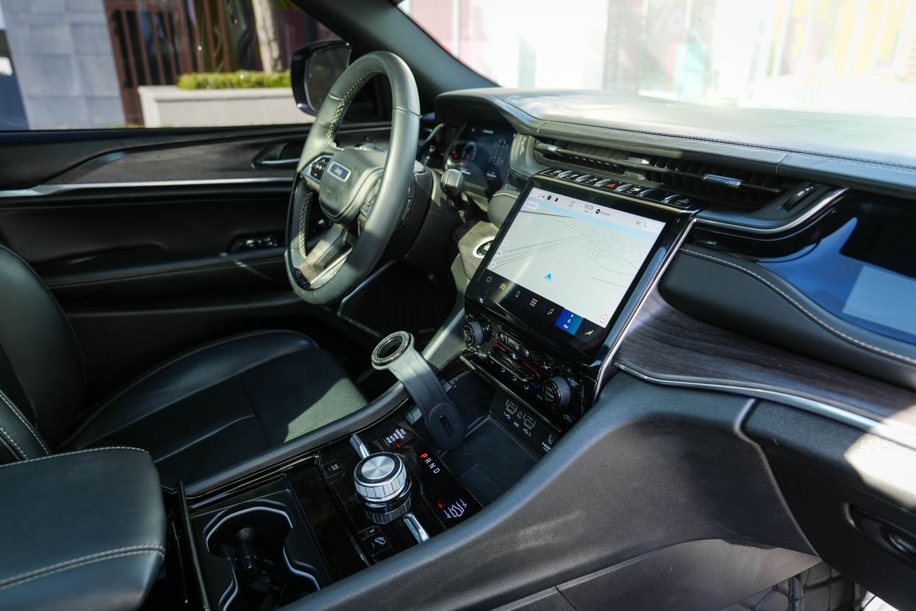 جيب جراند شيروكي overland 7seater