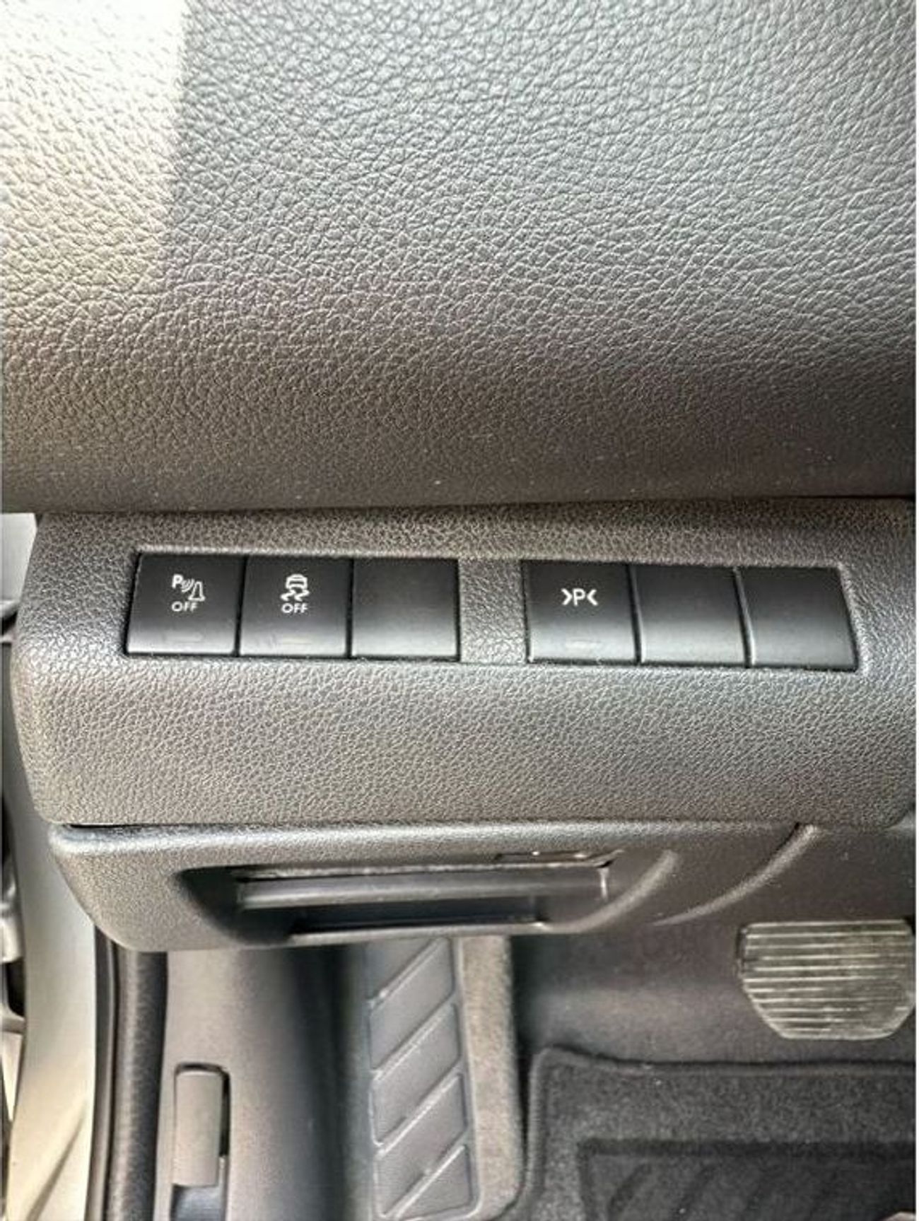 Peugeot 5008 Premium ACCIDENTS FREE - GCC - ORIGINAL PAINT - 1600 CC - PERFECT CONDITION INSIDE OUT