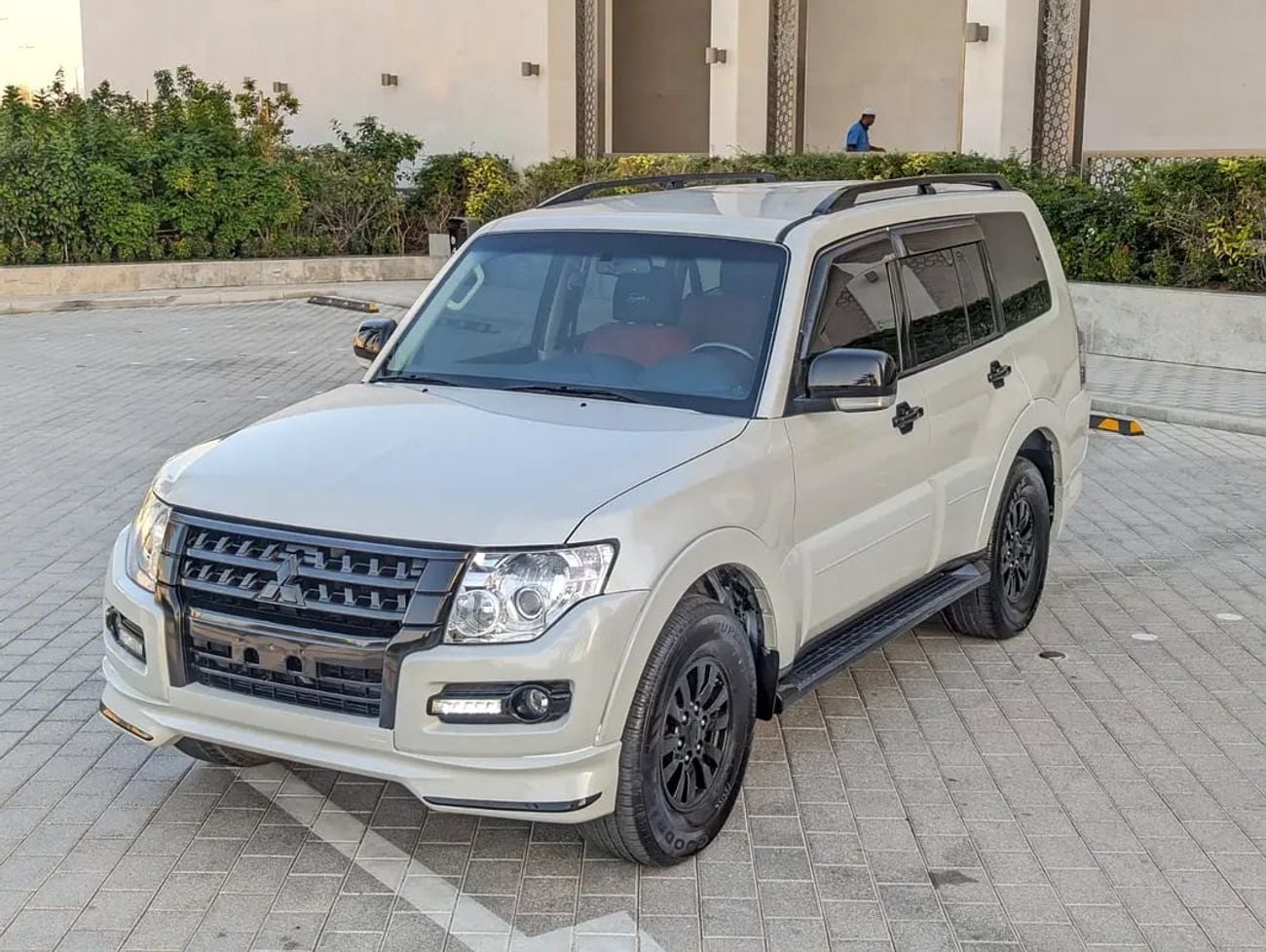 ميتسوبيشي باجيرو GCC GLS MID OPTION IN EXCELLENT CONDITION