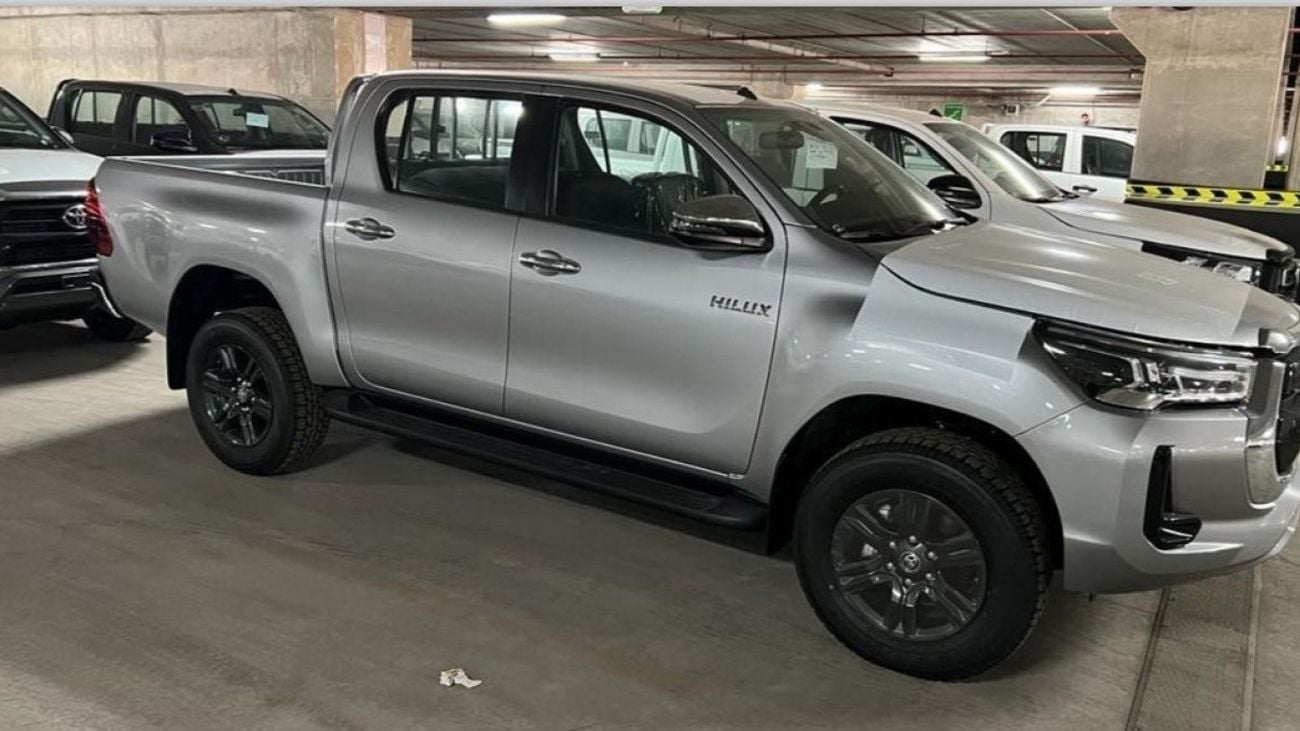 Toyota Hilux TOYOTA HILUX 2.4 SR5 Dsl 4WD 4Doors 2024