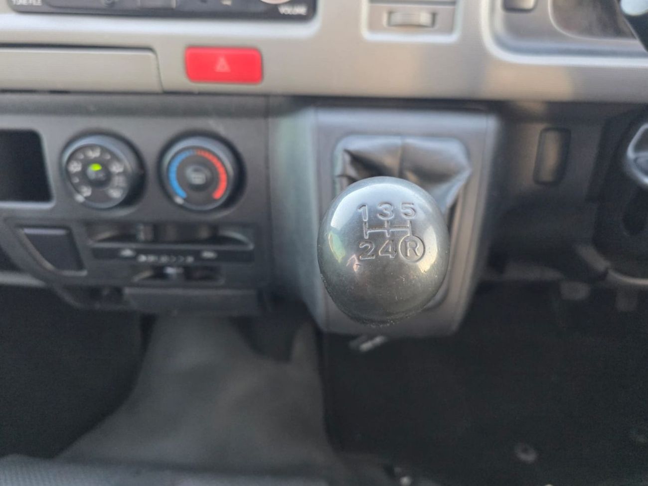 Toyota Hiace TOYOTA HIACE COMMUTER VAN RHD 2013 MODEL 3.0 L DIESEL MANUAL(PM10868)