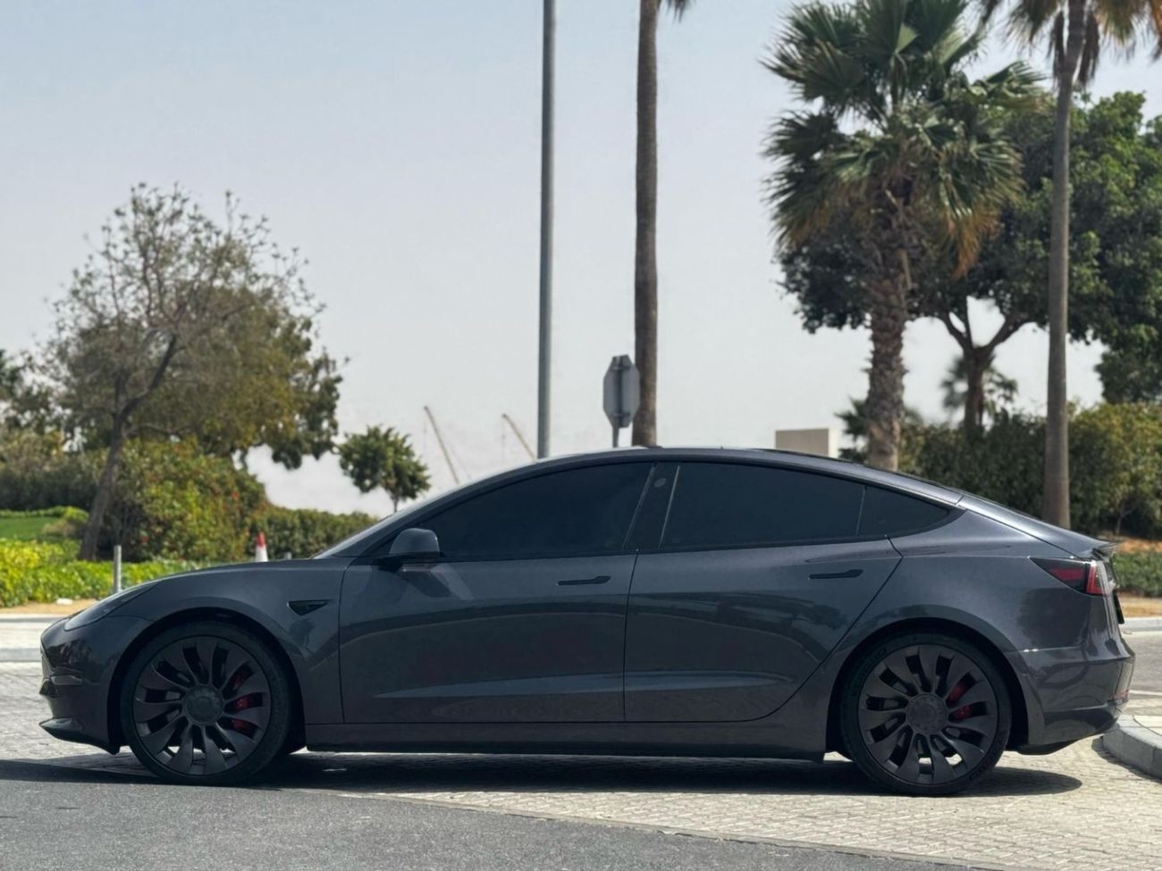 Tesla Model 3 TESLA MODEL 3 PERFORMANCE DUAL MOTOR LONG RANGE Model: 2021 Milage 84.000km Price: 110.000 dirhams (