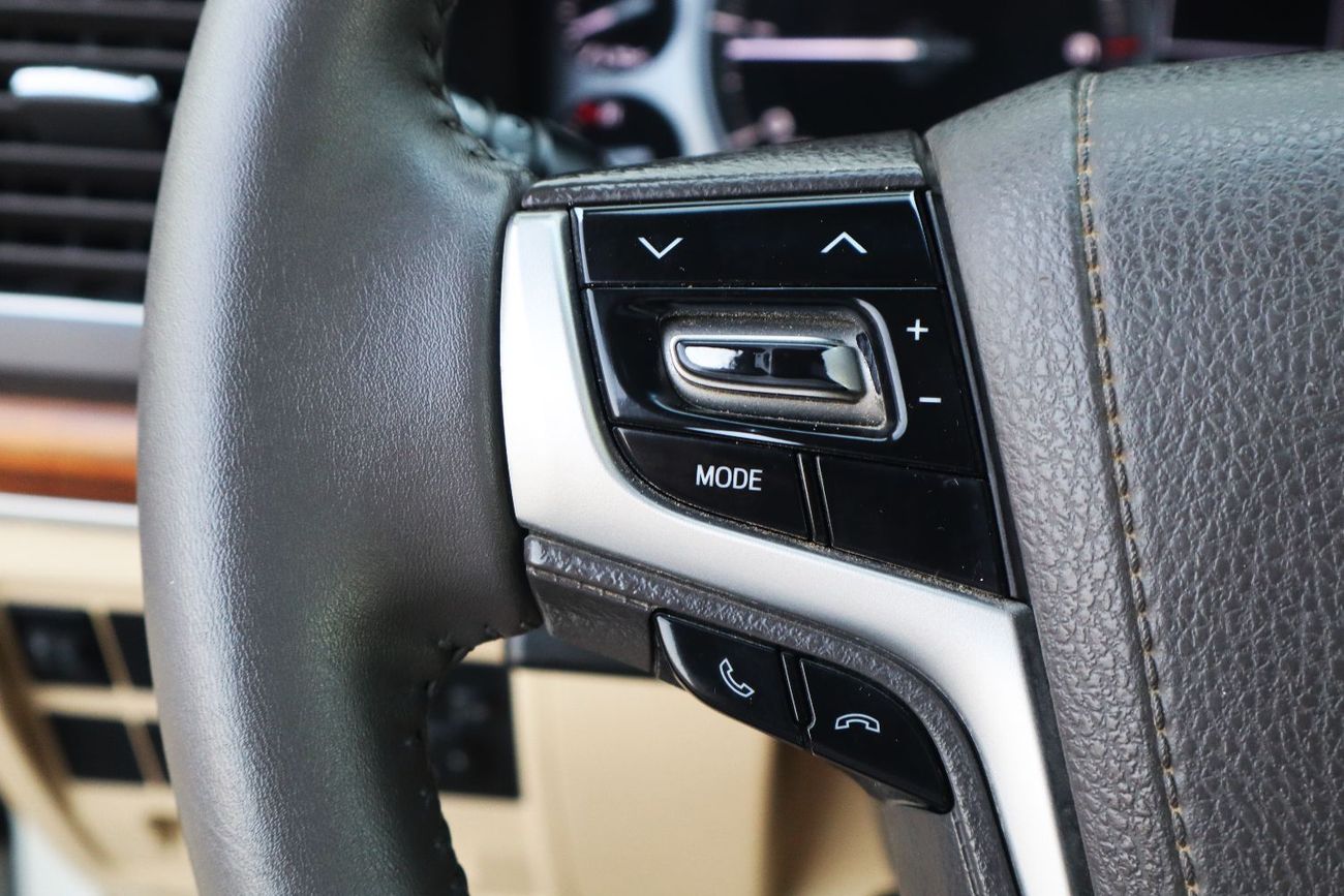 Toyota Land Cruiser VXR 5.7L 4WD