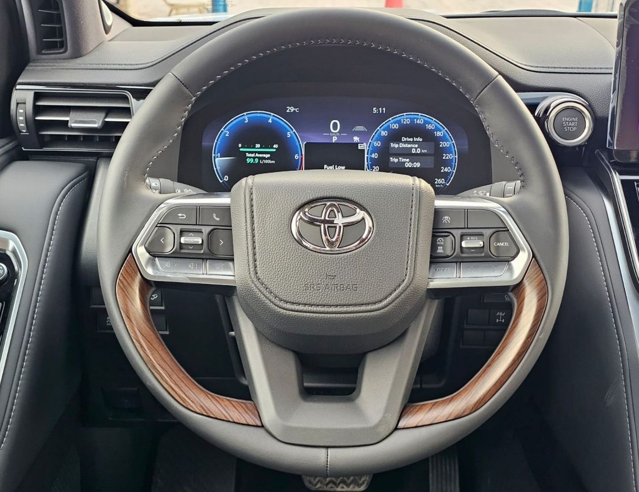 تويوتا لاند كروزر في إكس تويوتا لاندكروزر VX LC300 || محرك بنزين 4.0 لتر V6، ناقل حركة أوتوماتيكي، دفع رباعي | رادار | مشغل D