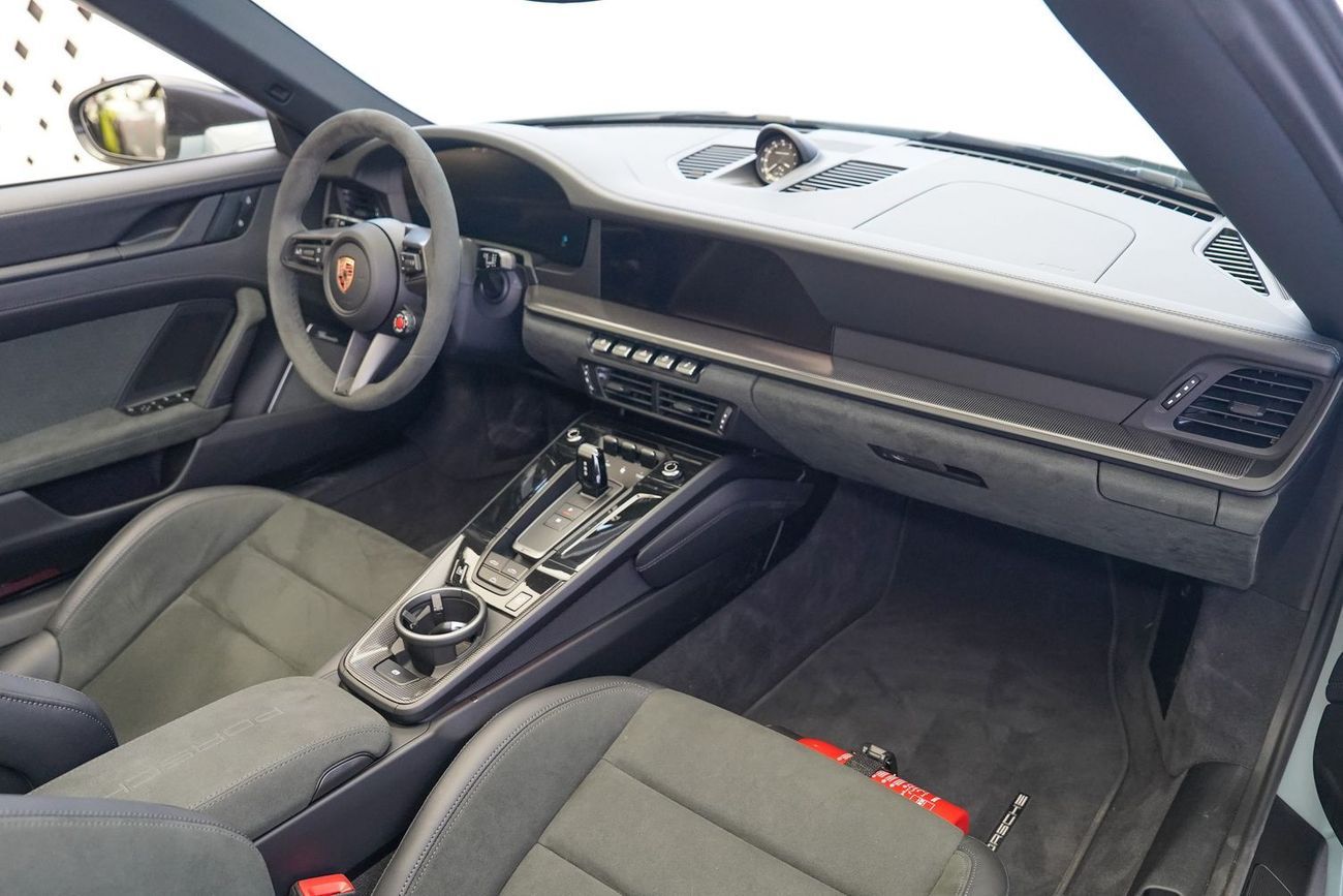 Porsche 911 CARRERA GTS CABRIOLET T-HYBRID