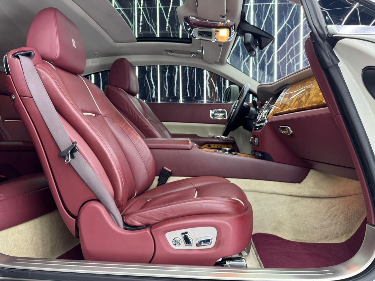 Rolls-Royce Wraith 6.6L , V12 , RWD