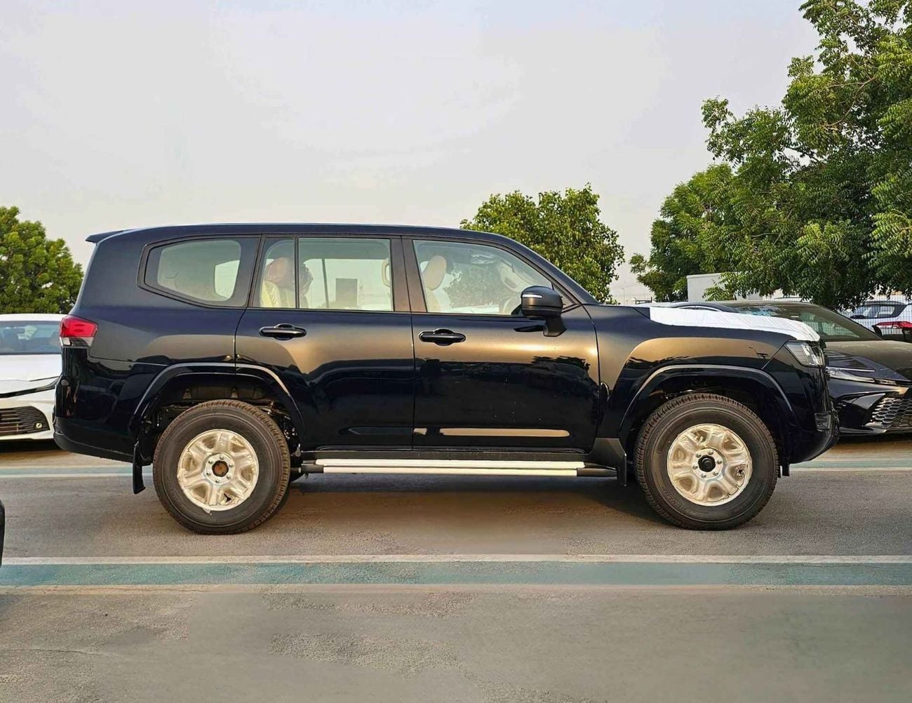Toyota Land Cruiser GXR GX E1 TWIN TURBO || 3.3L DIESEL A/T / FABRIC SEATS / BIG DVD  (CODE # GX E1)