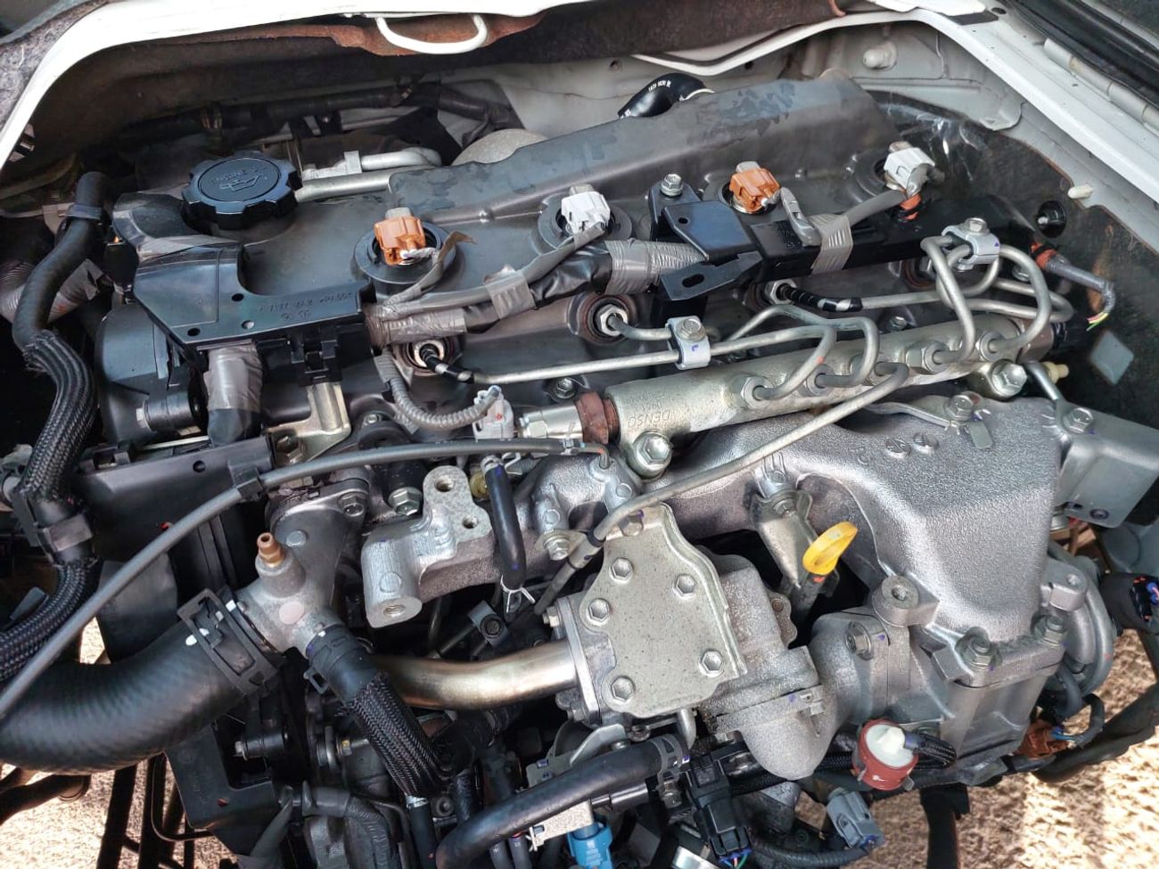 تويوتا هاياس TOYOTA HIACE COMMUTER VAN RHD 2015 MODEL 3.0 L DIESEL AUTOMATIC(PM22809)