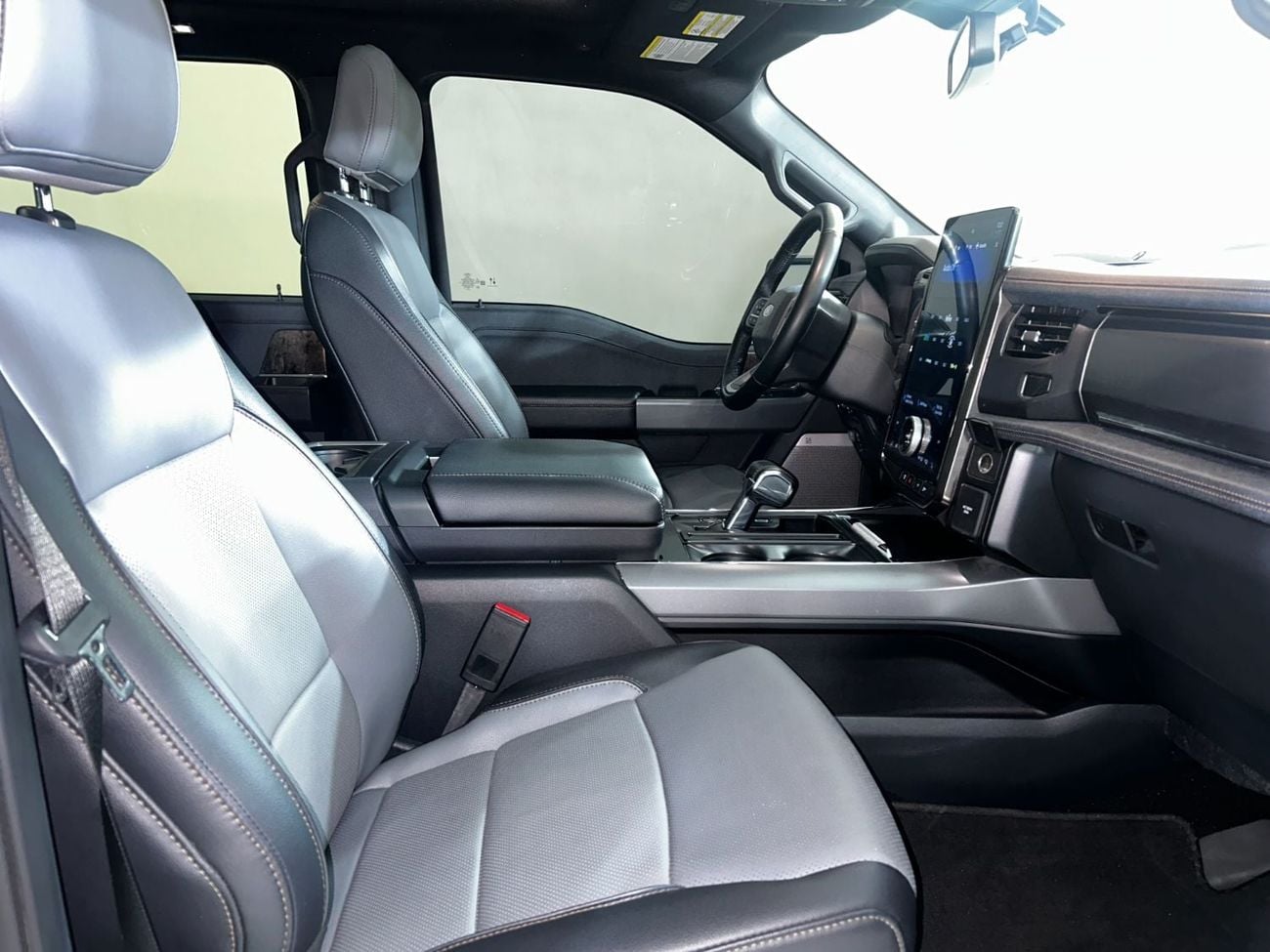 فورد F-150 لايتنينغ LARIAT EXTENDED LT1722 F150 لايتنينج بلاتينيوم كرو بمحركين كهربائيين / شركة الطاير للمحركات / معرض القوز